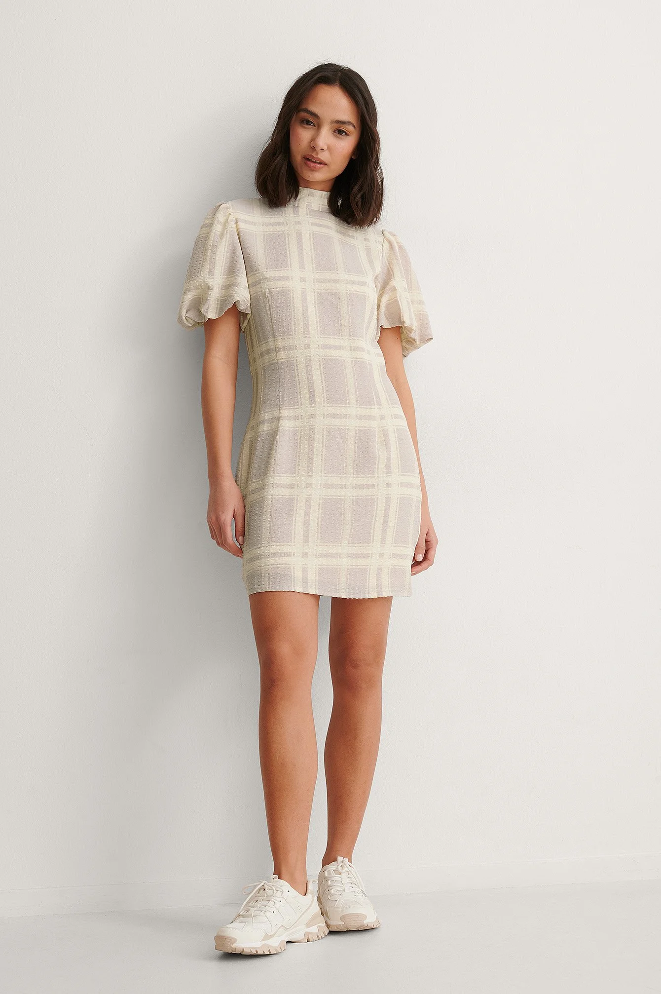Kleid Mit Hohem Ausschnitt