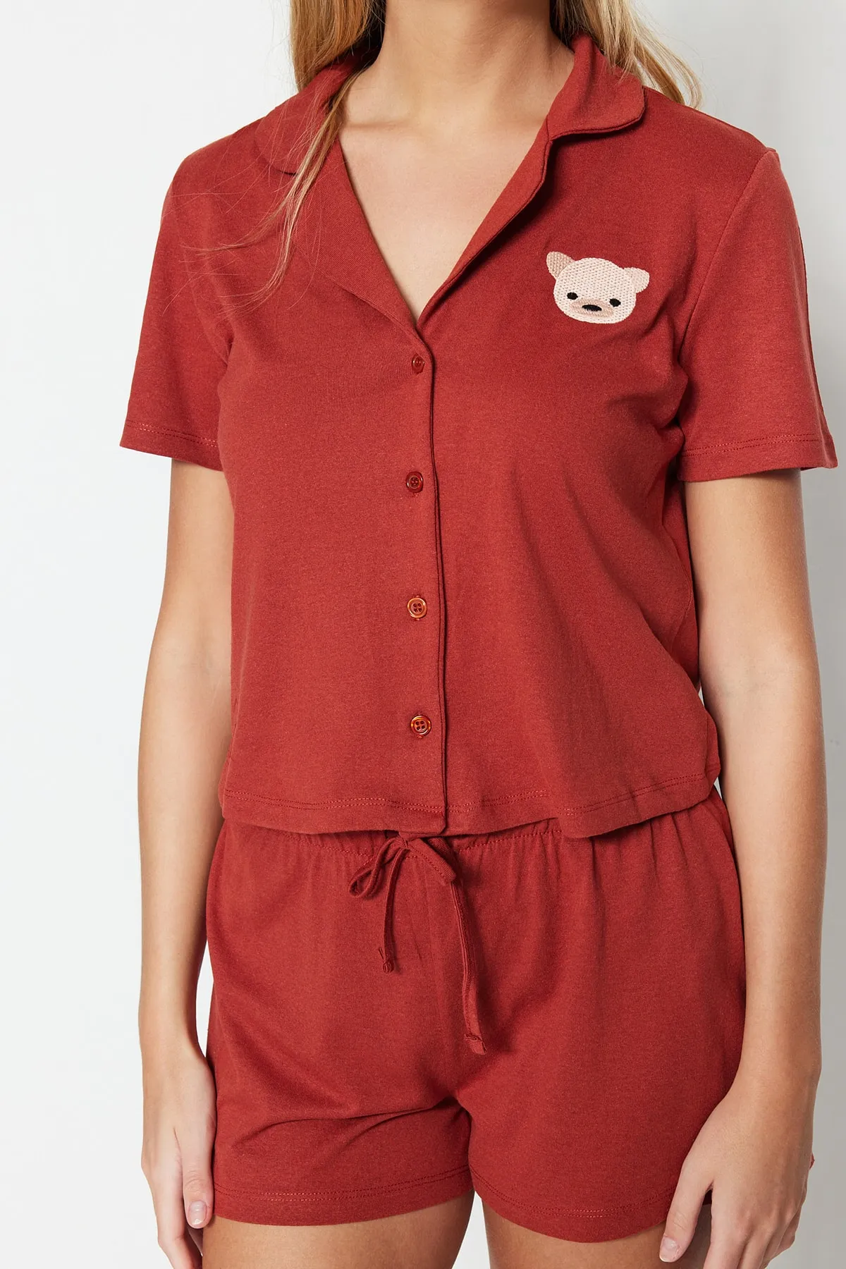 Trendyol Collection  Zimtfarbenes Pyjama-Set aus Hemd und Shorts aus 100 % Baumwolle mit Teddybär-Stickerei THMSS23PT00012