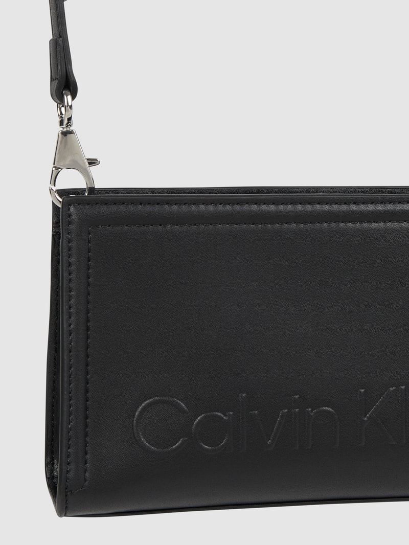 Crossbody Bag in Leder-Optik in schwarz