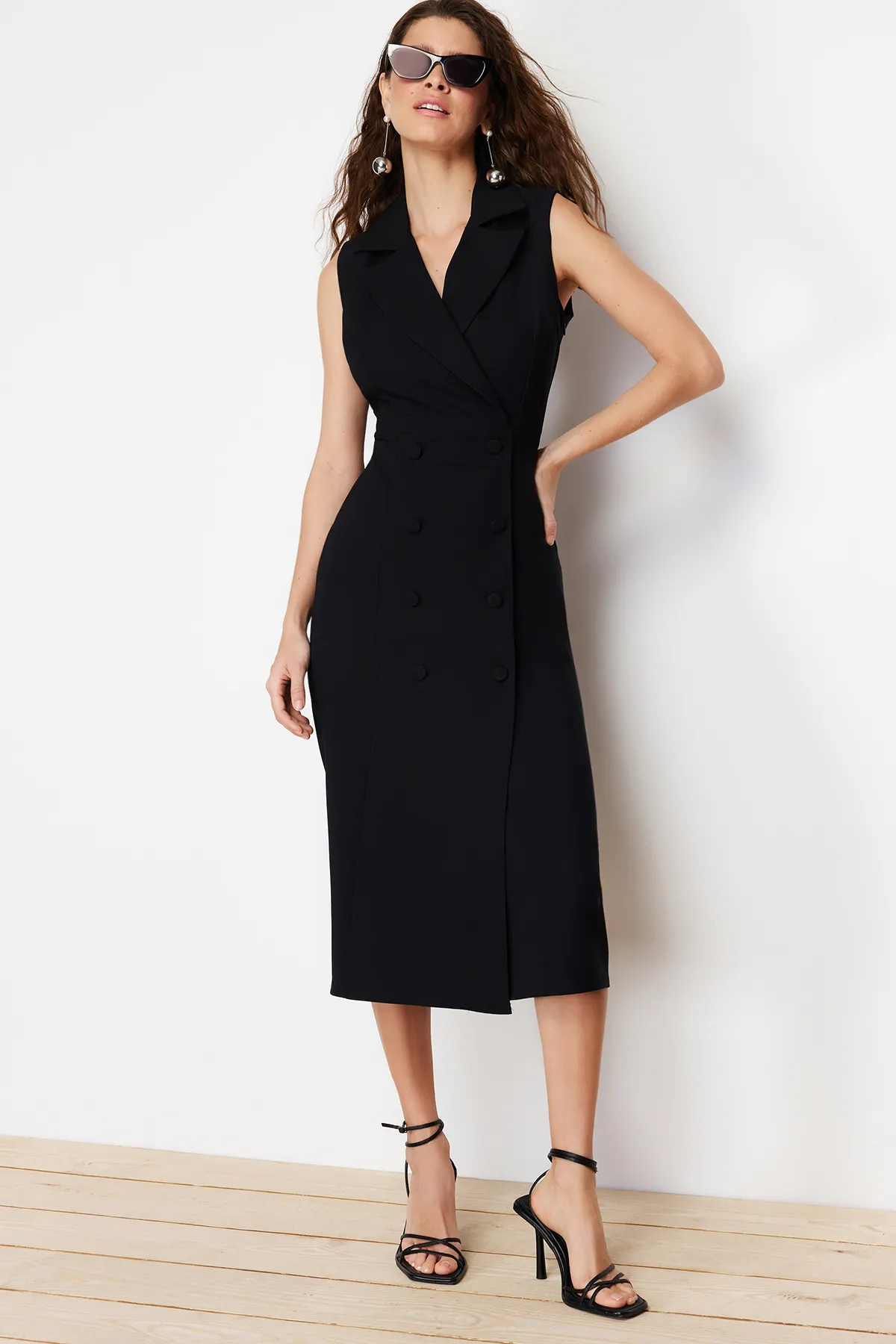 Trendyol Collection  Schwarzes, körperbetontes, ärmelloses Midi-Webkleid mit Knopfdetail und zweireihigem Kragen TWOSS24EL00616