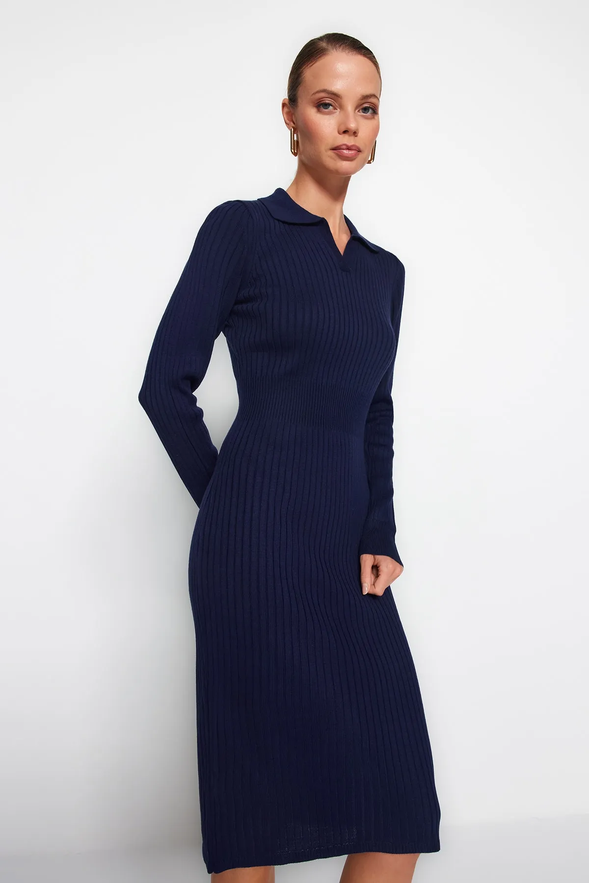 Trendyol Collection  Marineblaues Midi-Strickkleid mit Rollkragen TWOAW22EL1376