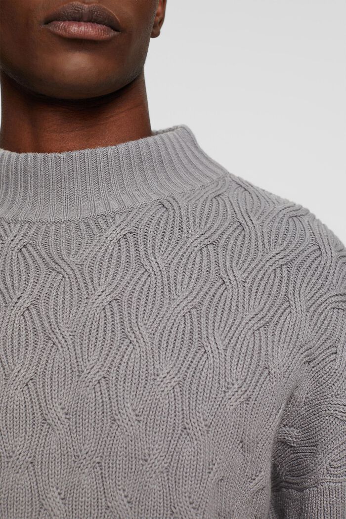 Grobstrickpullover mit Zopfmuster