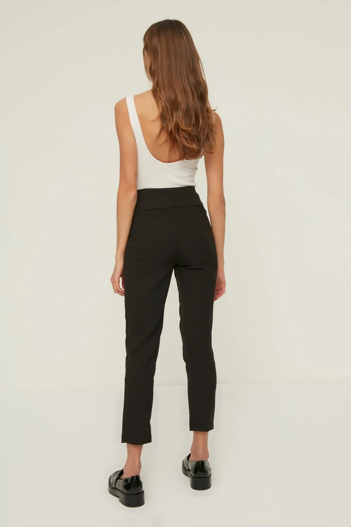 Trendyol Collection  Schwarze gewebte Zigarettenhose mit schmalem Bein und Ziernähten an der Taille TWOSS20PL0388