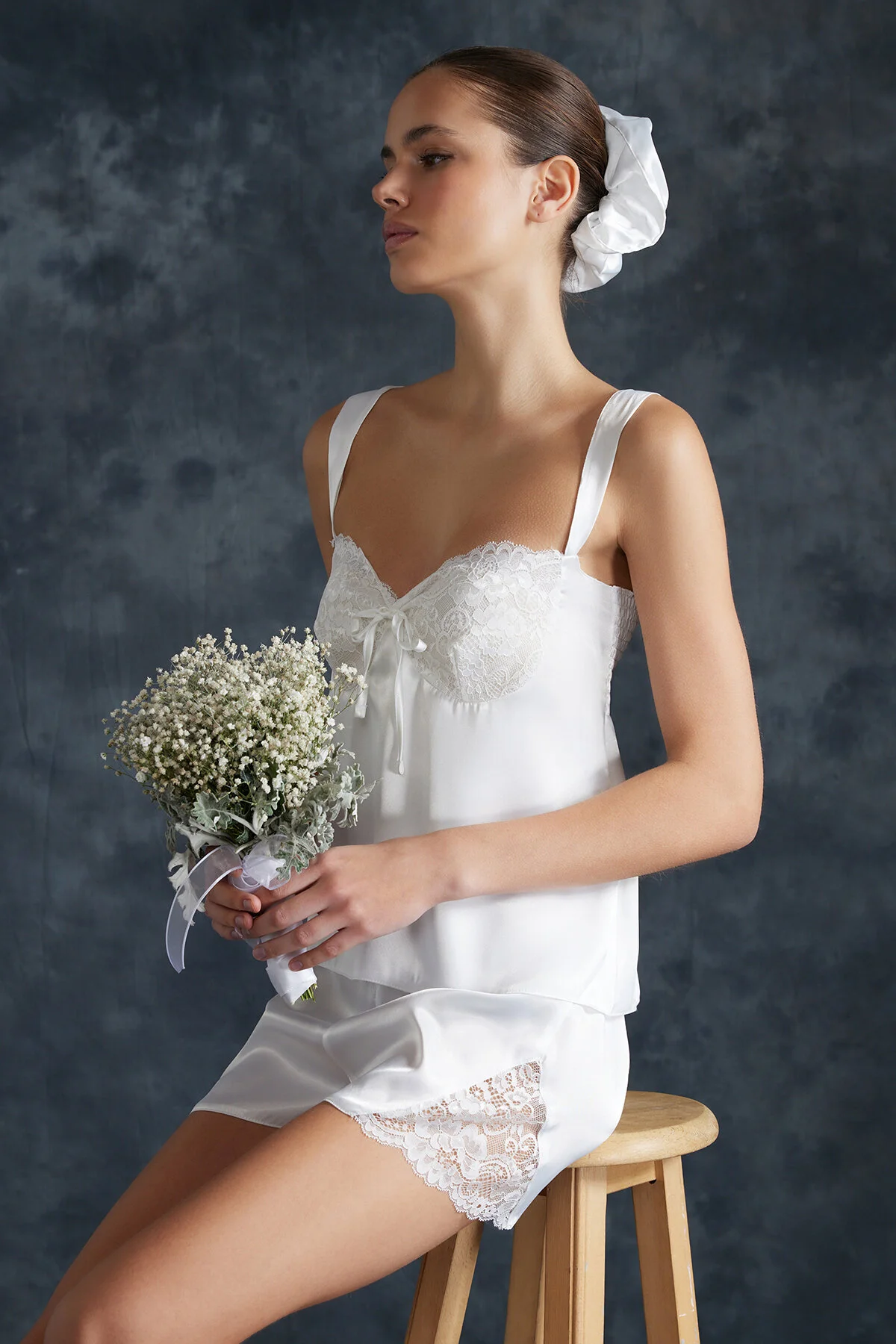Trendyol Collection  Braut-Pyjama-Set aus Satin mit weißer Spitze und detaillierter Schnalle als Geschenk THMSS24PT00157