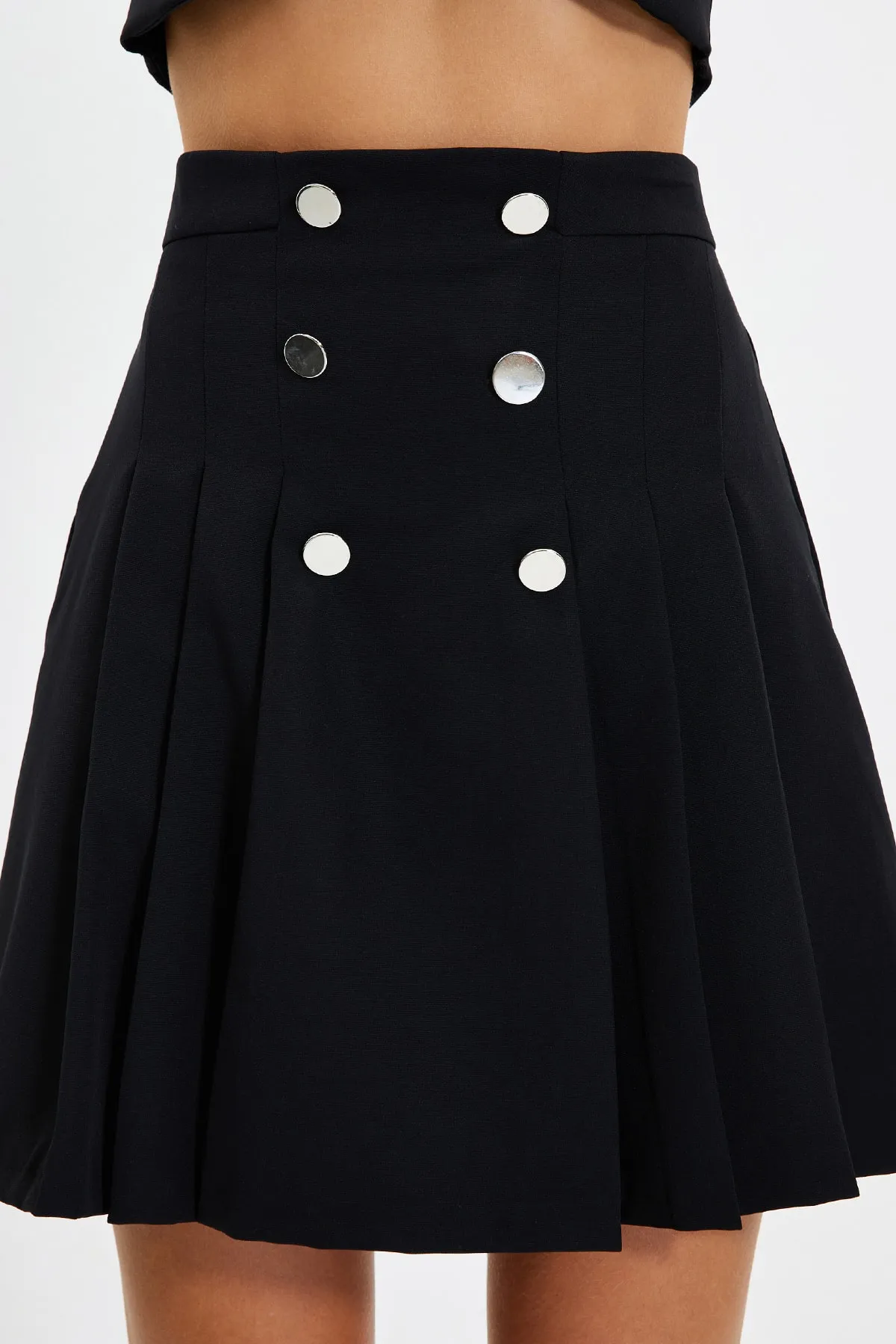 Trendyol Collection  Schwarzer, plissierter Mini-Webrock mit hoher Taille und Knopfdetail TWOAW22ET0243