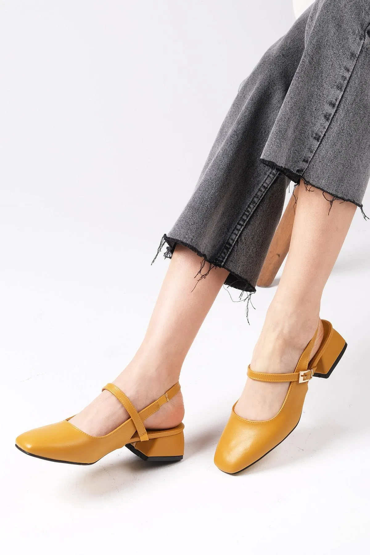 Mio Gusto  Ella Senffarbene Damenschuhe mit niedrigem Absatz und offenem Rücken
