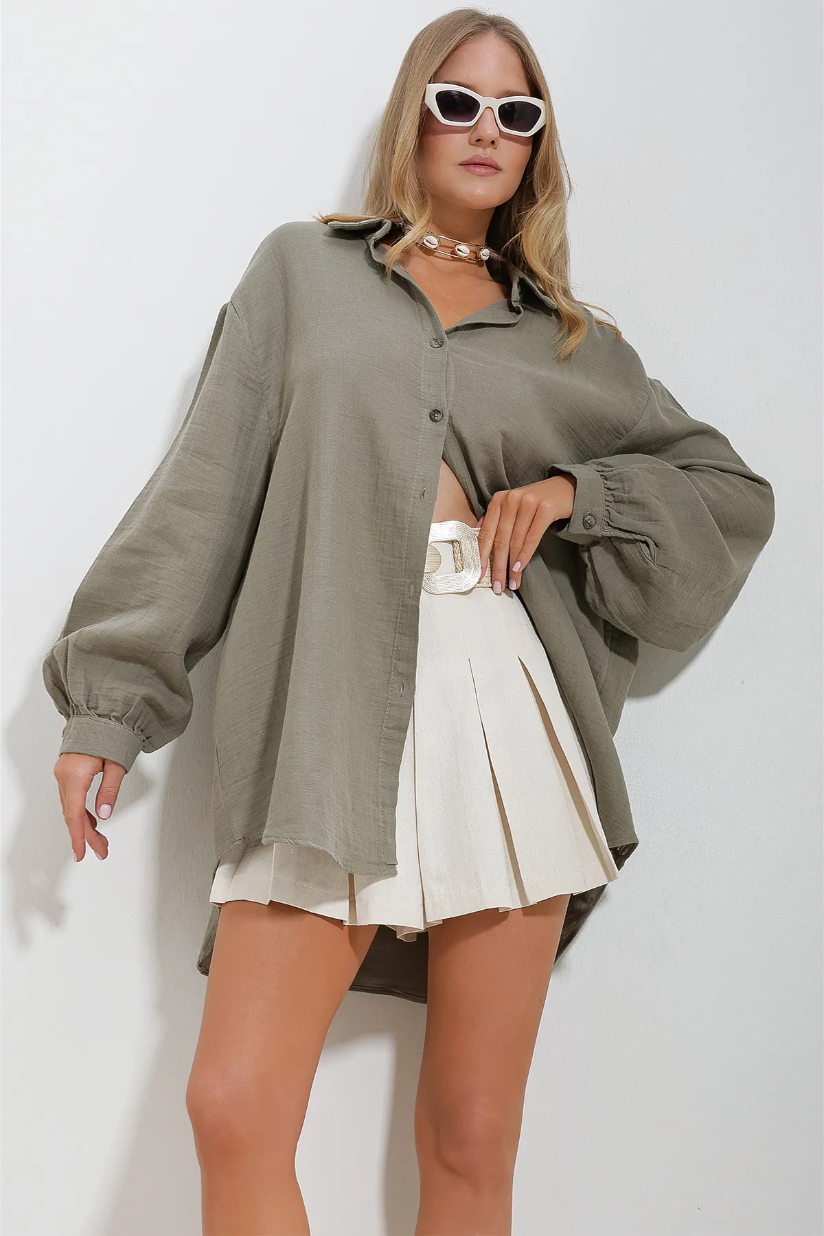Trend Alaçatı Stili  Khakifarbenes Oversize-Musselin-Hemd mit Ballonärmeln für Damen ALC-X11621