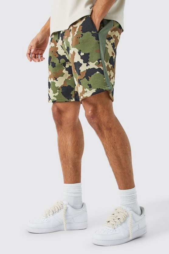Lockere Camouflage Shorts mit Seitenstreifen