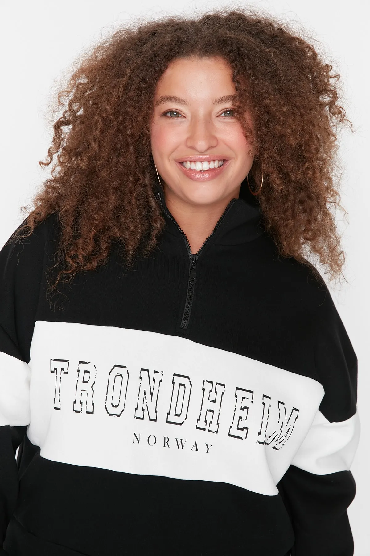 Trendyol Curve  Schwarzes Strick-Sweatshirt mit Farbblockierung, Reißverschluss und Stehkragen, dick, erhöht, TBBAW23AO00073