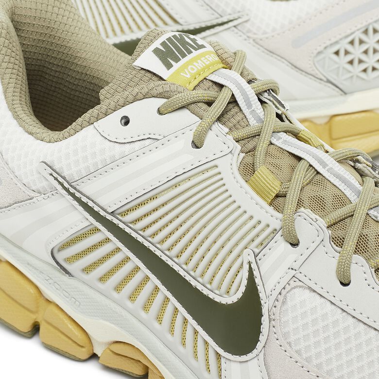 NIKE Wmns Zoom Vomero 5 