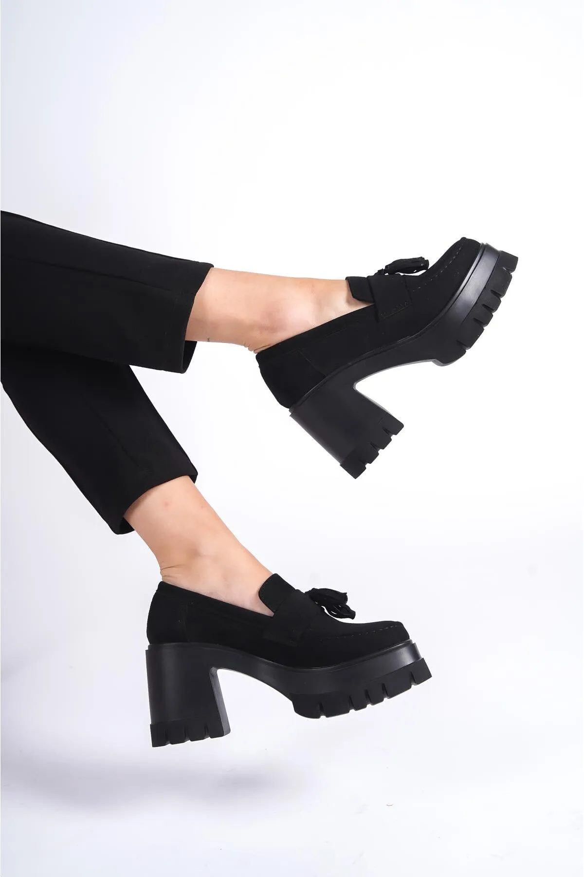 Capone Outfitters  Capone Damen-Loafer mit runder Zehenpartie, Quasten und mittelhohem Absatz