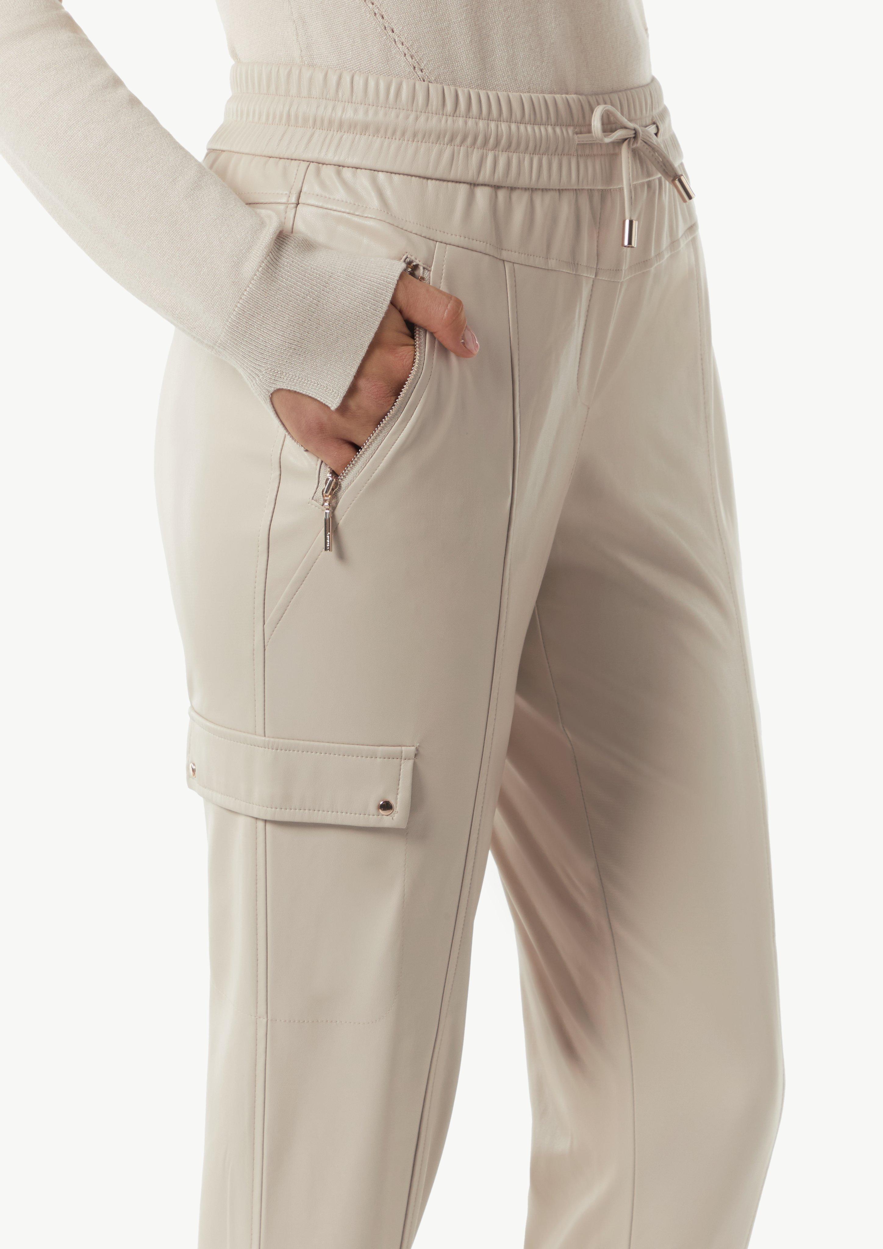Schlupfhose in Lederoptik mit Cargotaschen - helles beige