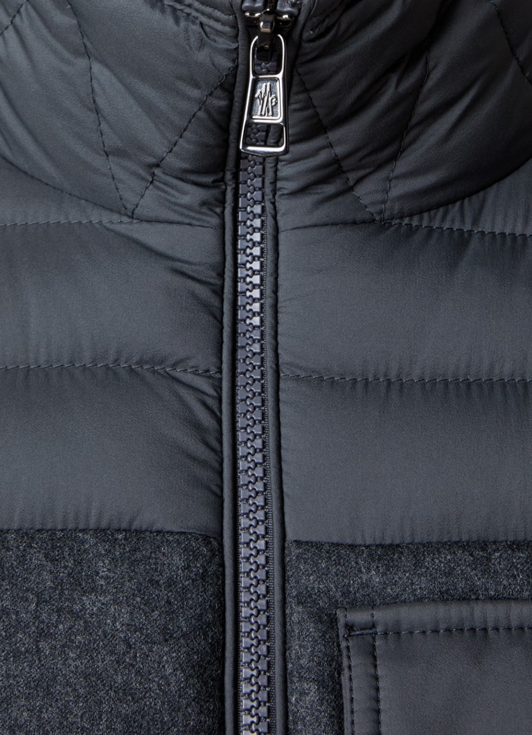 Vestă matlasată Moncler Estagneus cu buzunare cu fermoar
