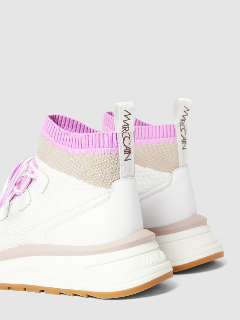 Sneaker mit Label-Detail in lavendel