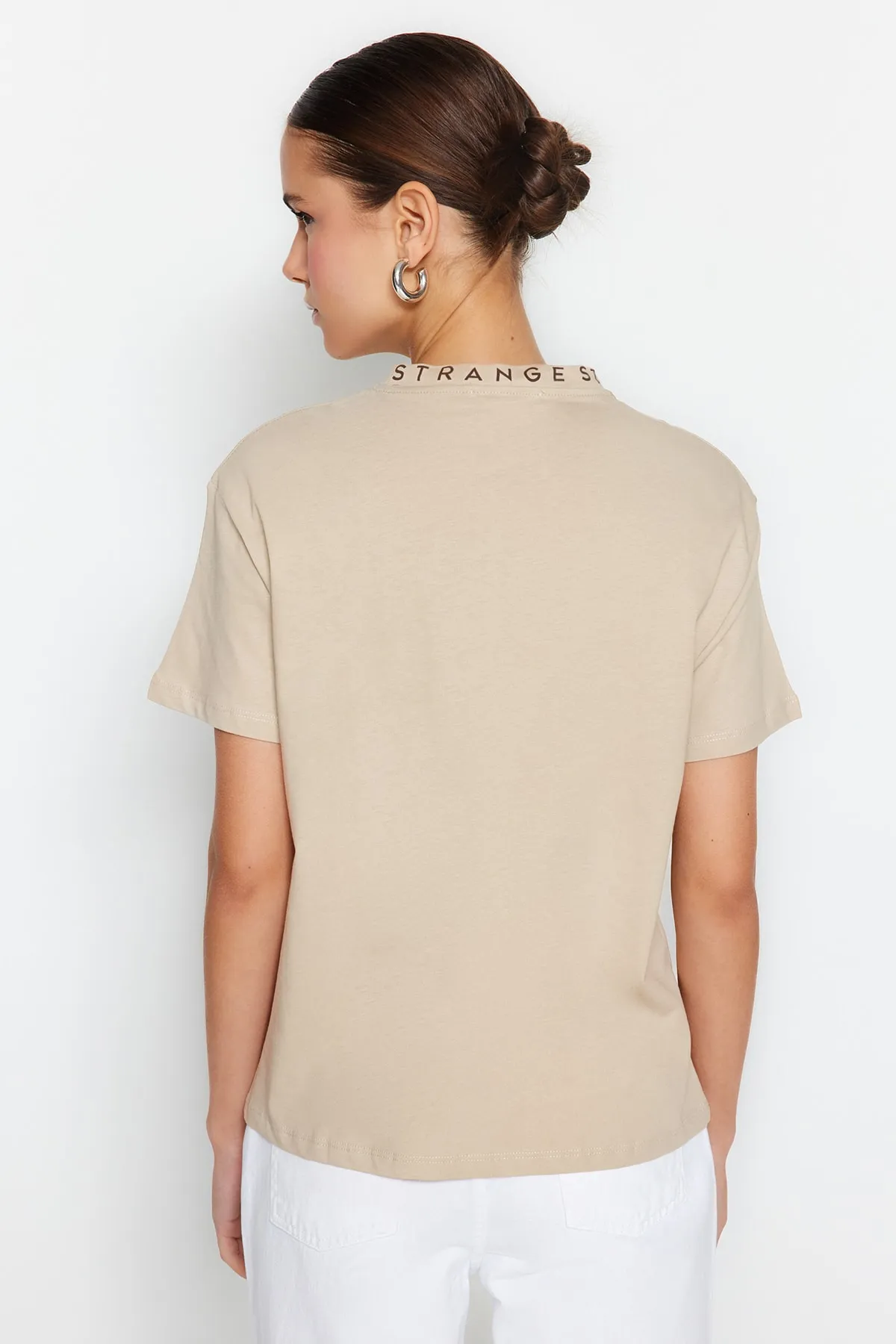 Trendyol Collection  Basic-Strick-T-Shirt mit Stehkragen aus 100 % Baumwolle mit Slogan-Print in Stone TWOAW20TS0099