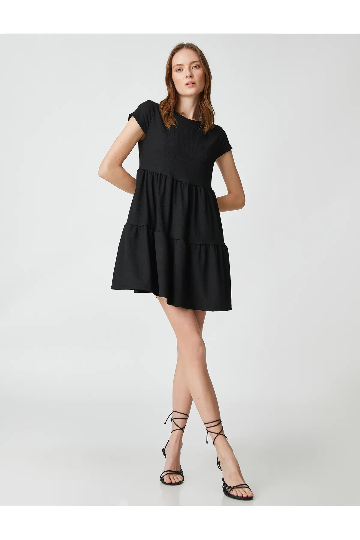 Koton  Gestuftes Minikleid mit Rückendetail und kurzen Ärmeln