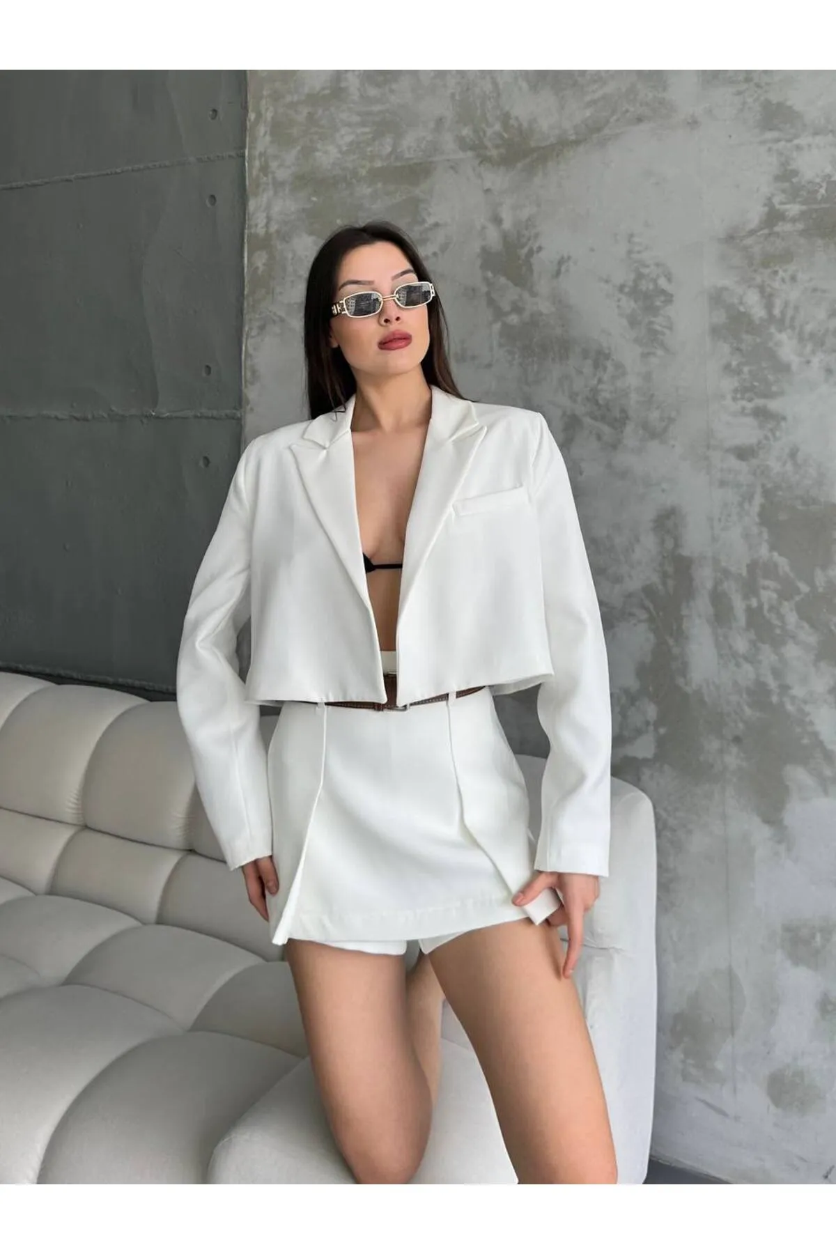 Laluvia  Ecrufarbenes Set aus Jacke und Rock mit zweireihigem Kragen und Gürtel