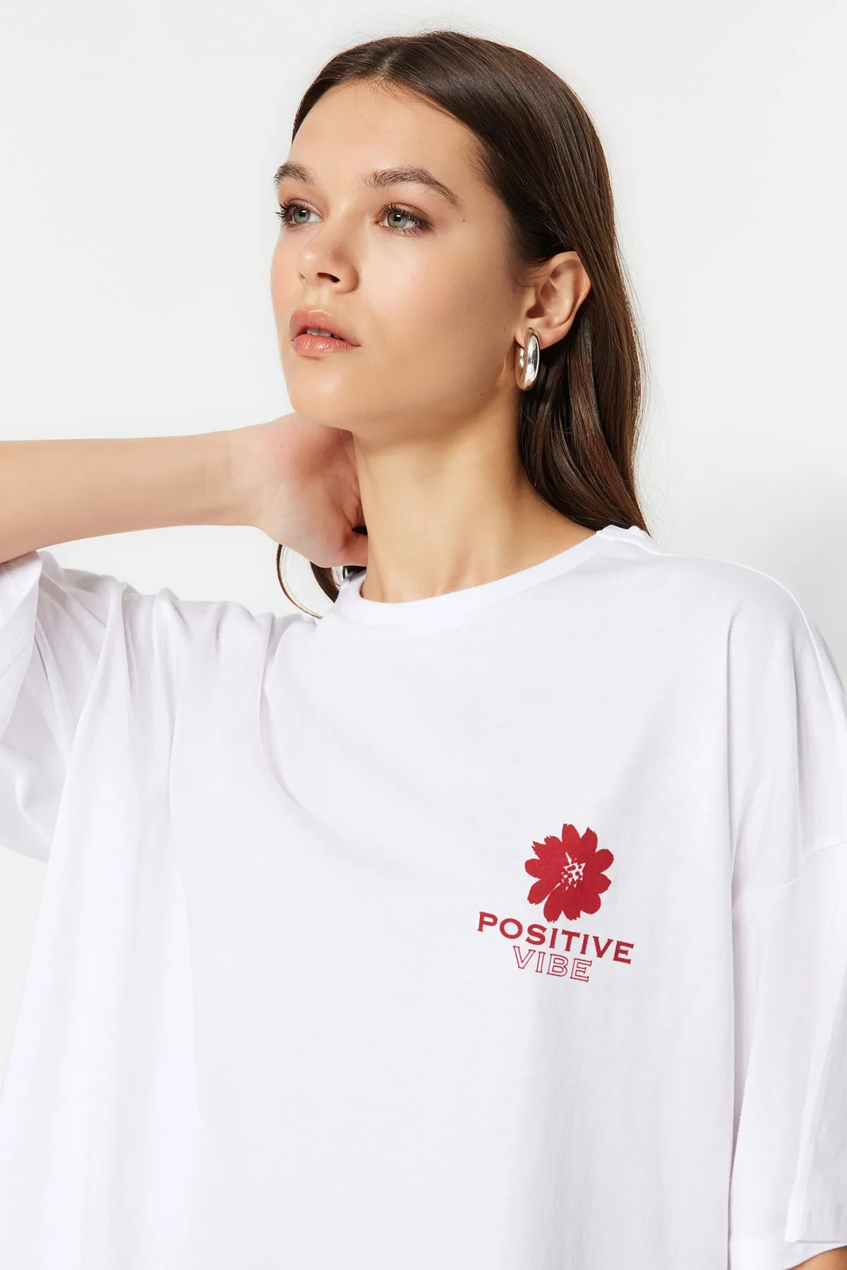 Trendyol Collection  Weißes Strick-T-Shirt mit Rundhalsausschnitt aus 100 % Baumwolle mit Aufdruck auf der Rückseite und weiter Passform TWOSS23TS00321