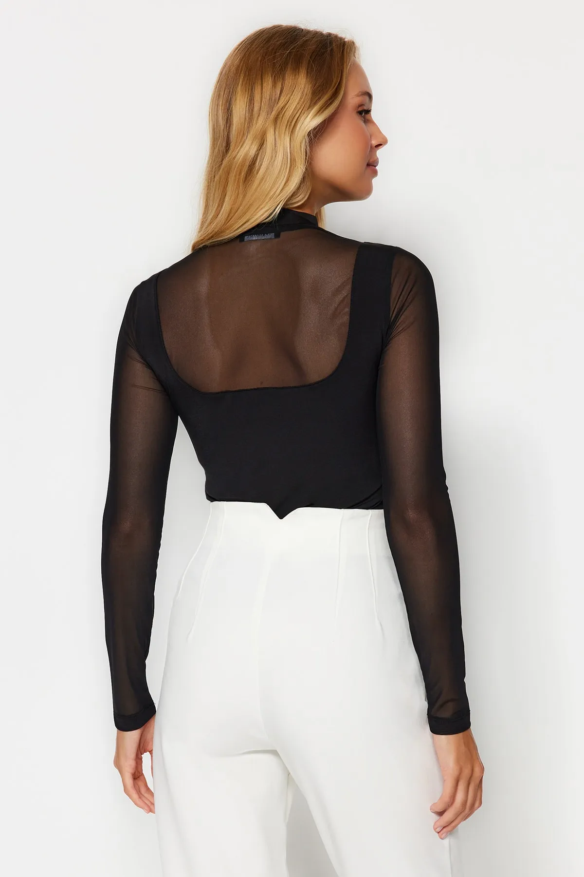 Trendyol Collection  Schwarzer schmaler, langärmliger Stretch-Strickbody mit Druckknopfverschluss und Tülldetail TWOAW24BD00049