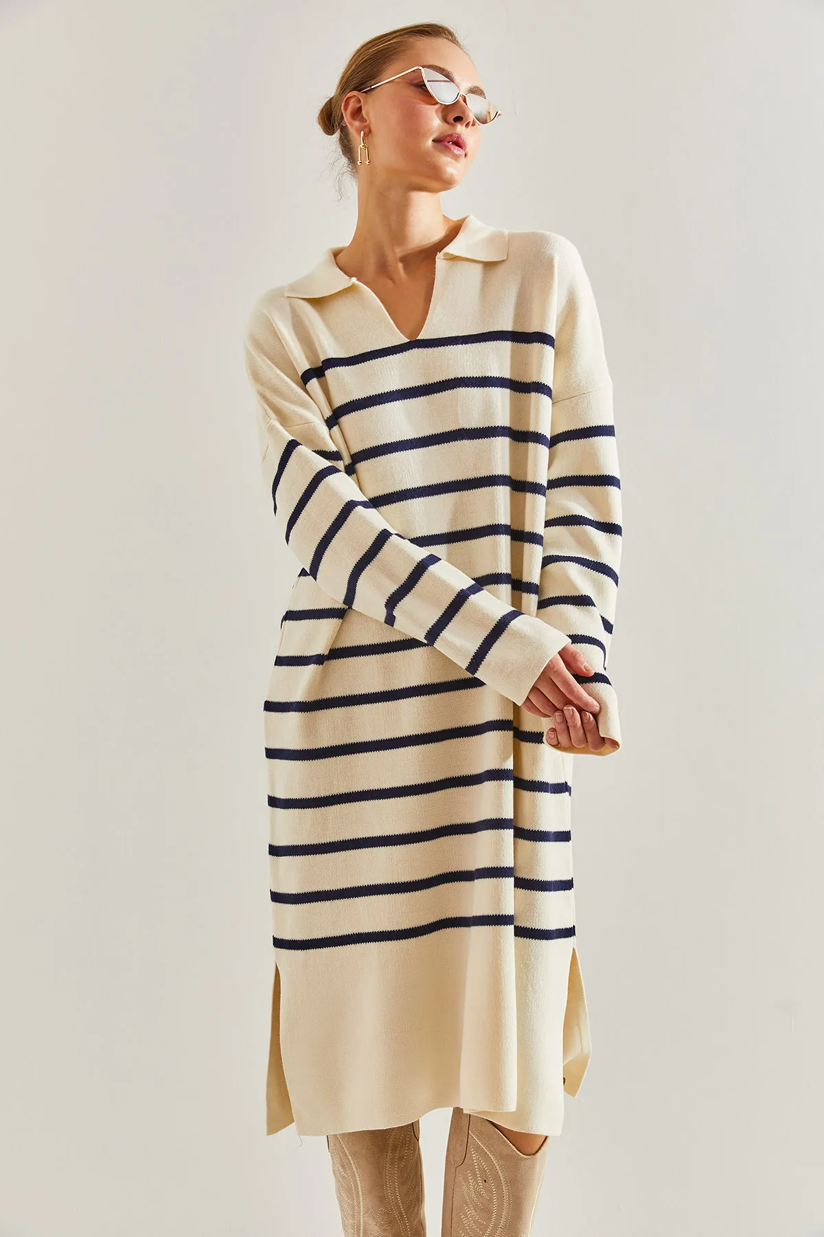 Bianco Lucci  Gestreiftes Strickkleid für Damen mit V-Ausschnitt und seitlichem Schlitz