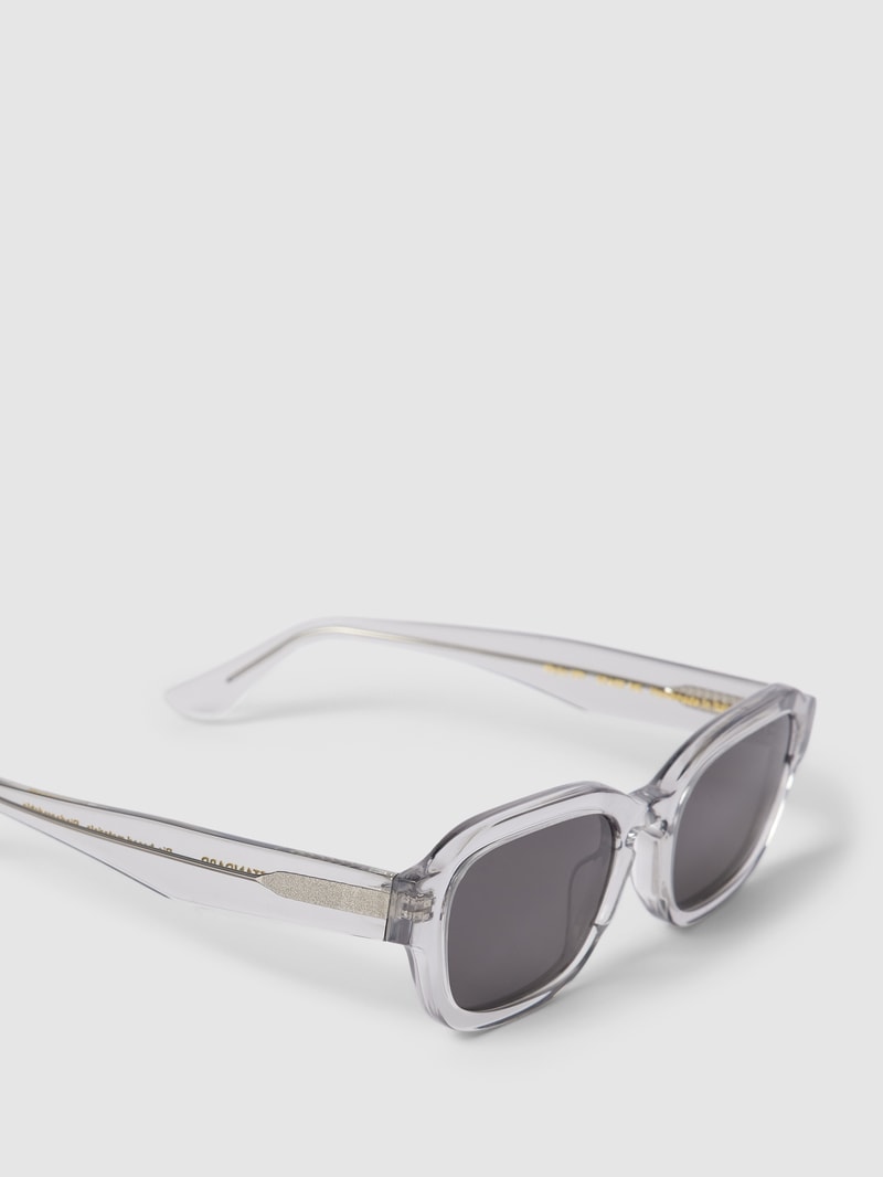 Sonnenbrille mit getönten Gläsern in hellgrau