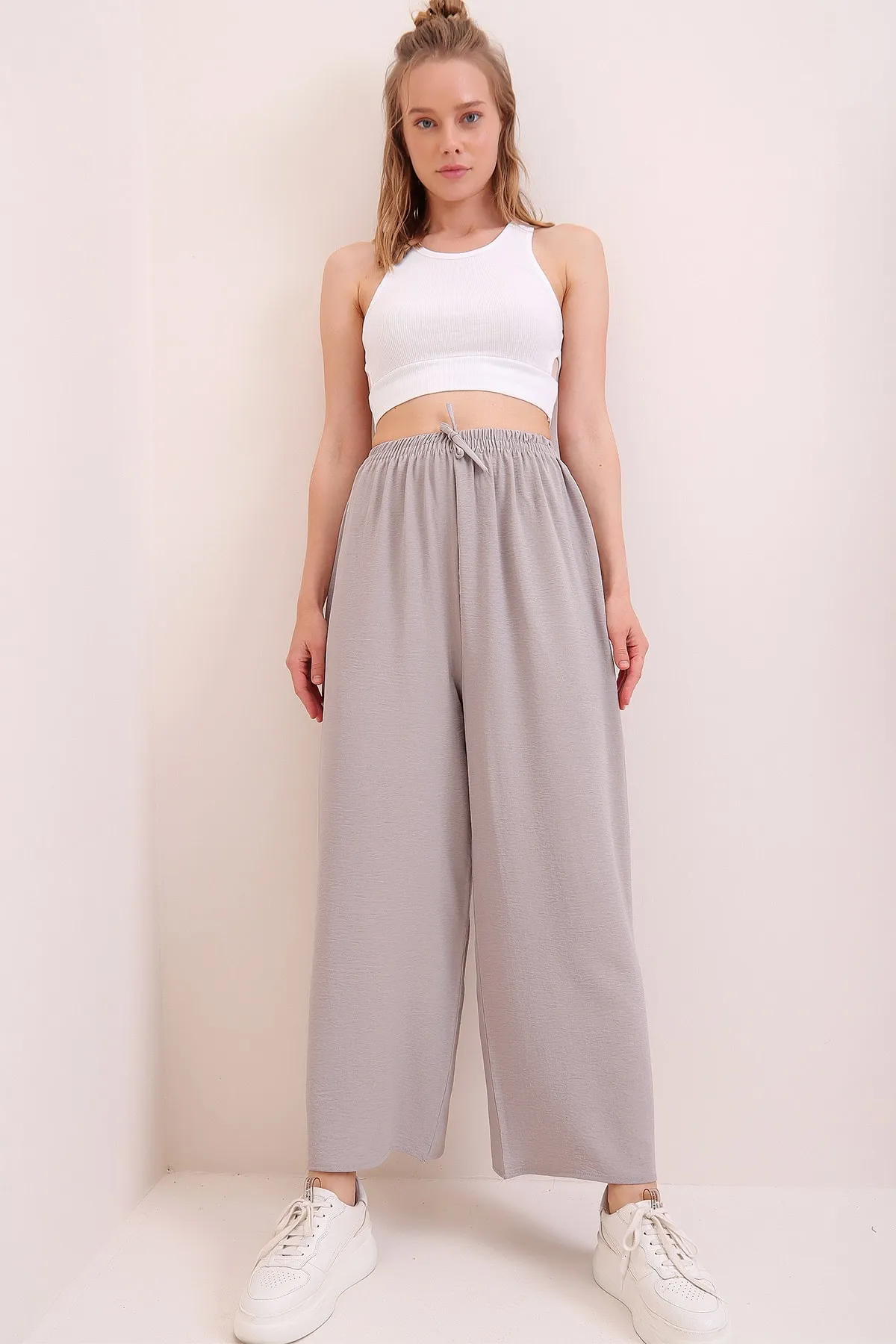 Trend Alaçatı Stili  Graue Aerobin-Hose mit elastischem Bund und entspanntem Schnitt für Damen