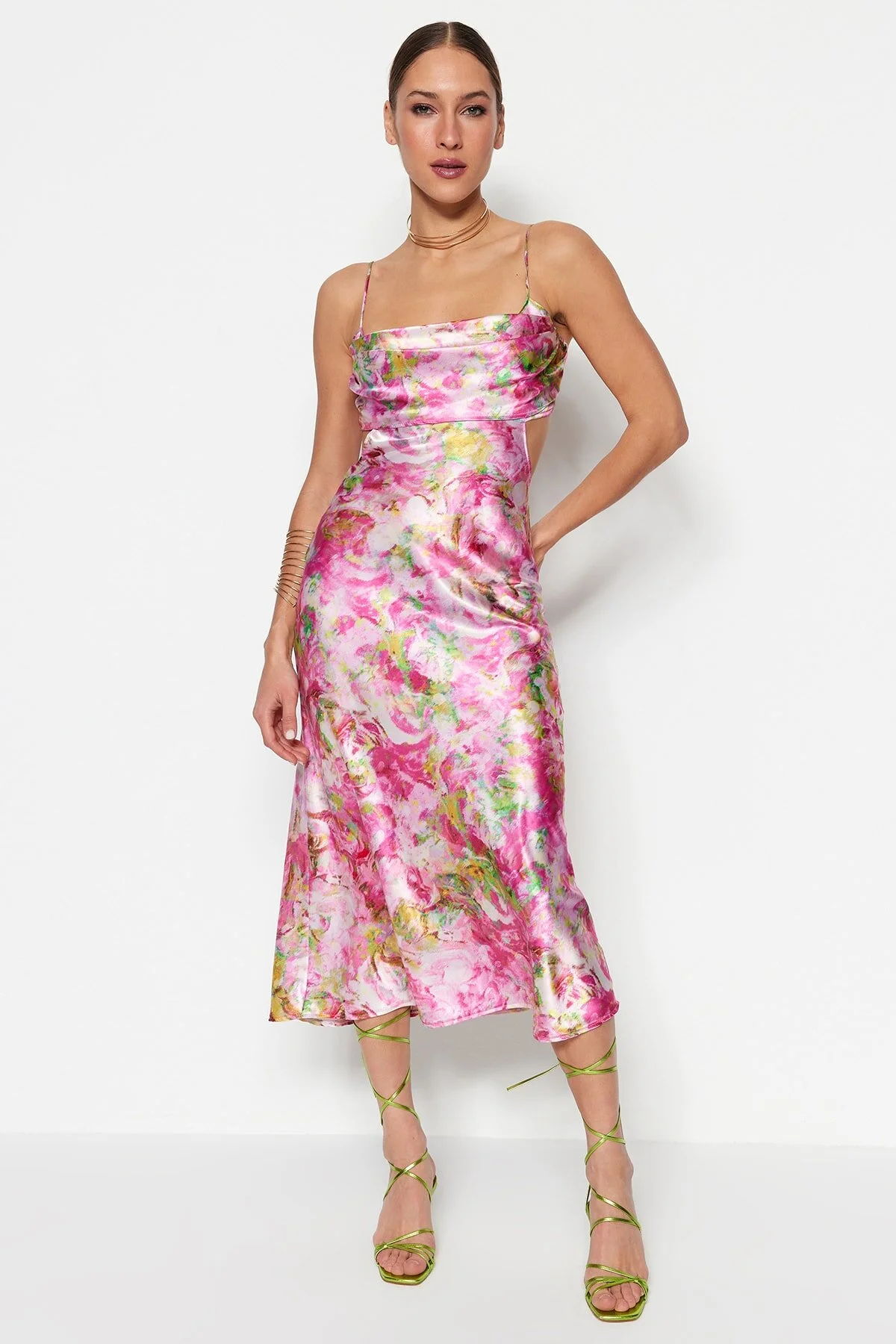 Trendyol Collection  Mehrfarbiges, gewebtes Satin-Blumenmuster, elegantes Abendkleid TPRSS23EL00305