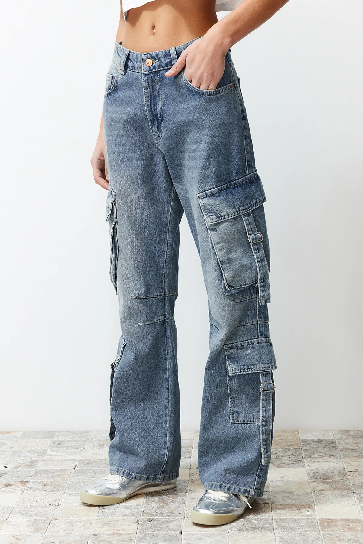 Trendyol Collection  Blaue Skater-Jeans mit Cargotasche und hoher Taille TWOSS24JE00170