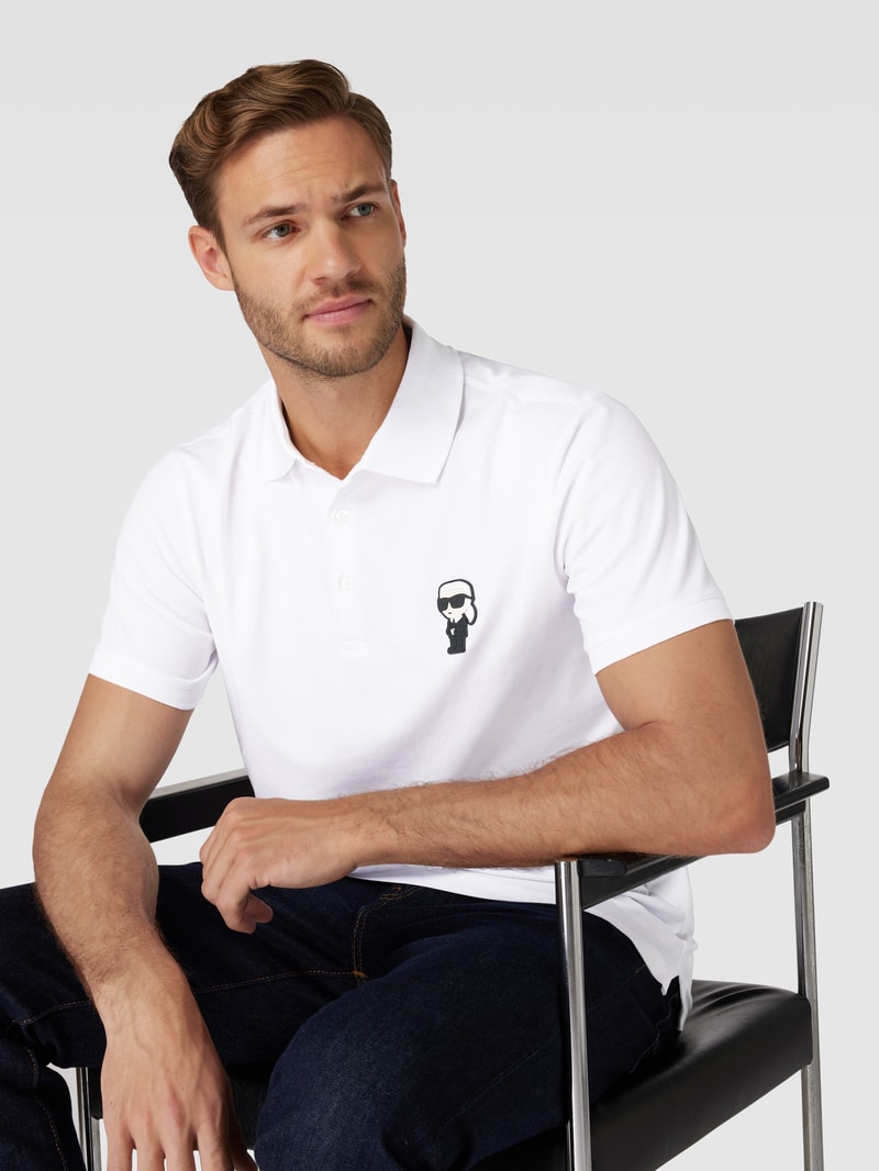 Poloshirt mit Motiv-Patch in weiß