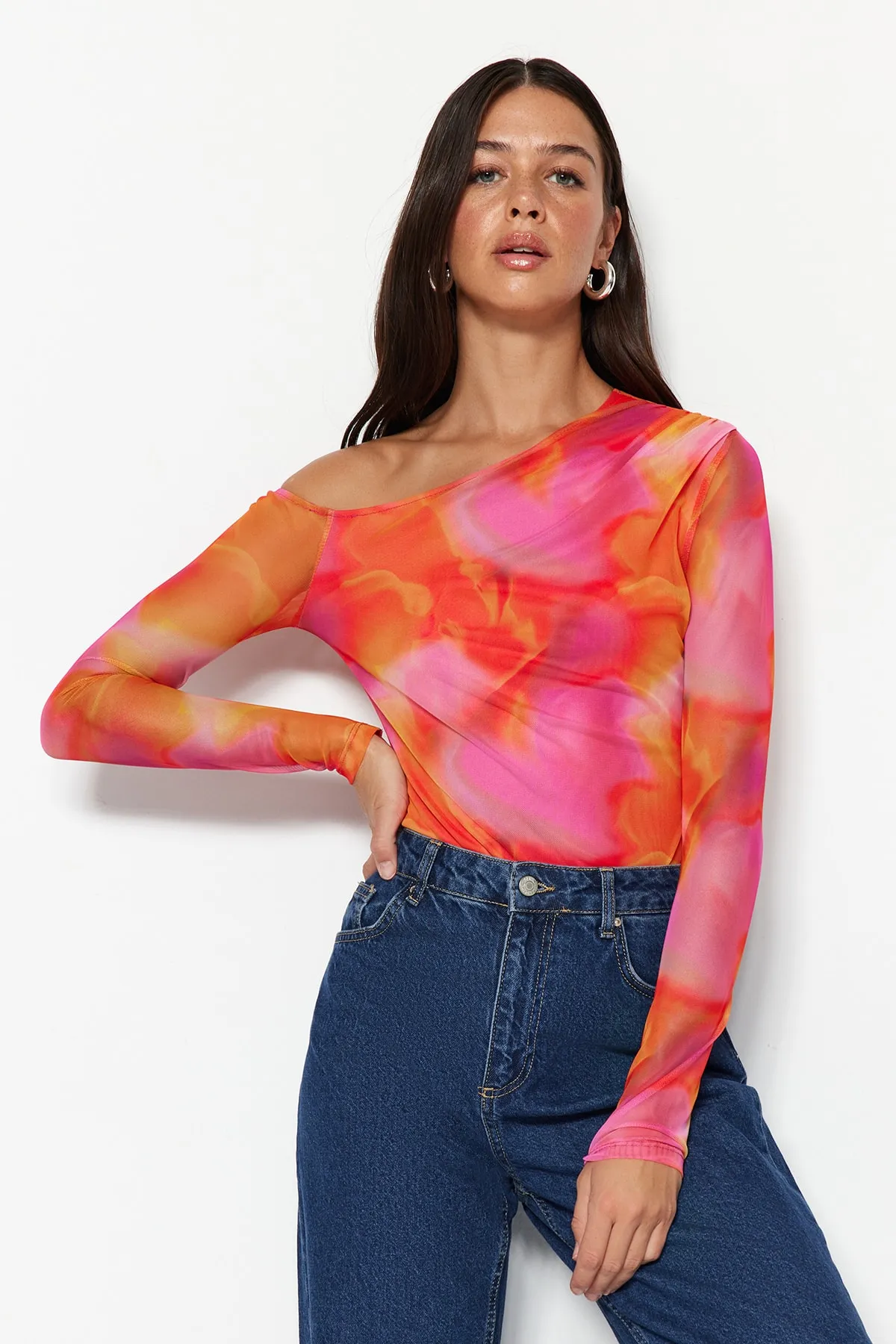 Trendyol Collection  Rosa gemusterter transparenter Stretch-Strickbody mit Druckknopfverschluss und Tüllrücken TWOSS23BD00024