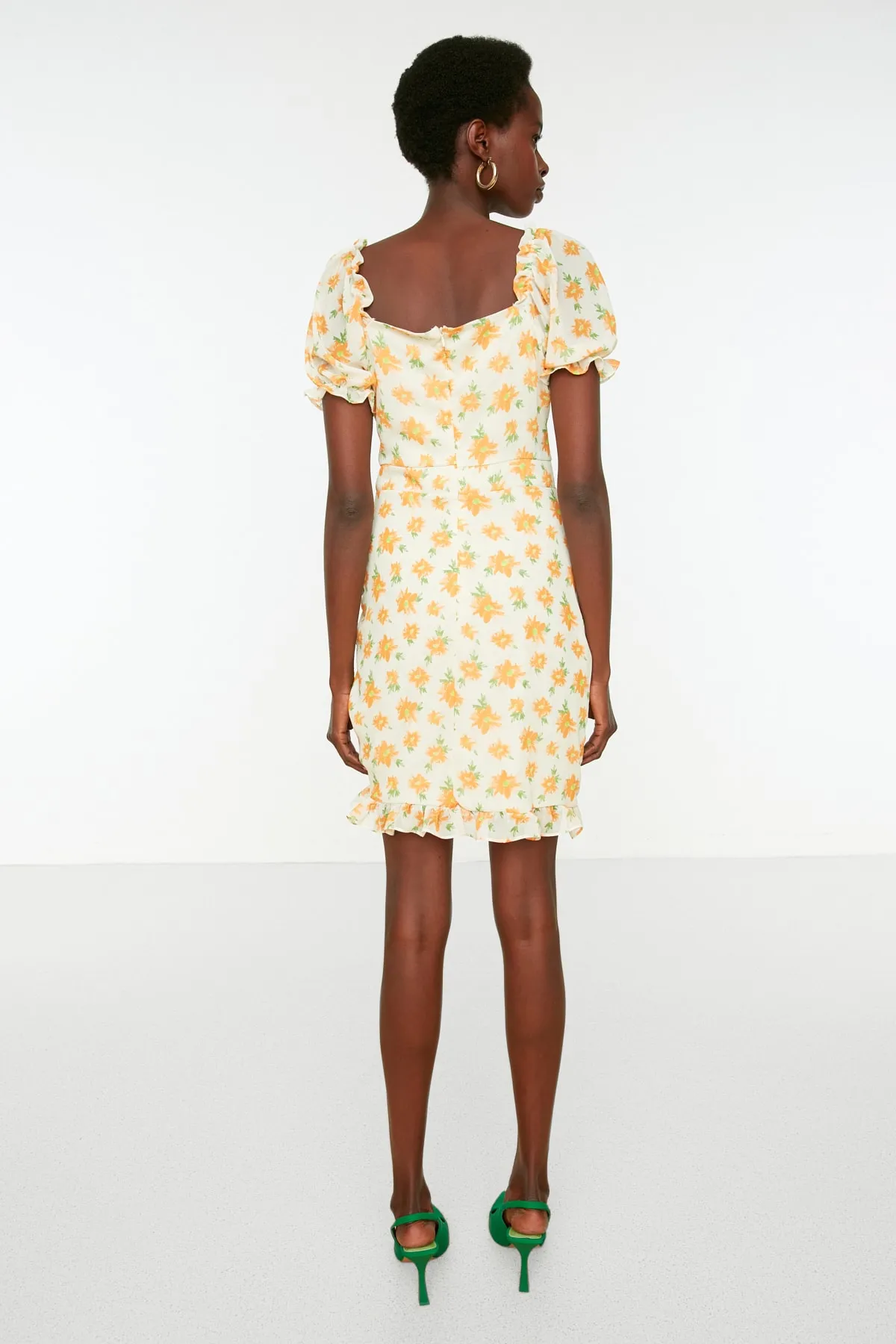 Trendyol Collection  Ecru gewebtes Mini-Webkleid mit Blumenfensterdetail TWOSS22EL0285