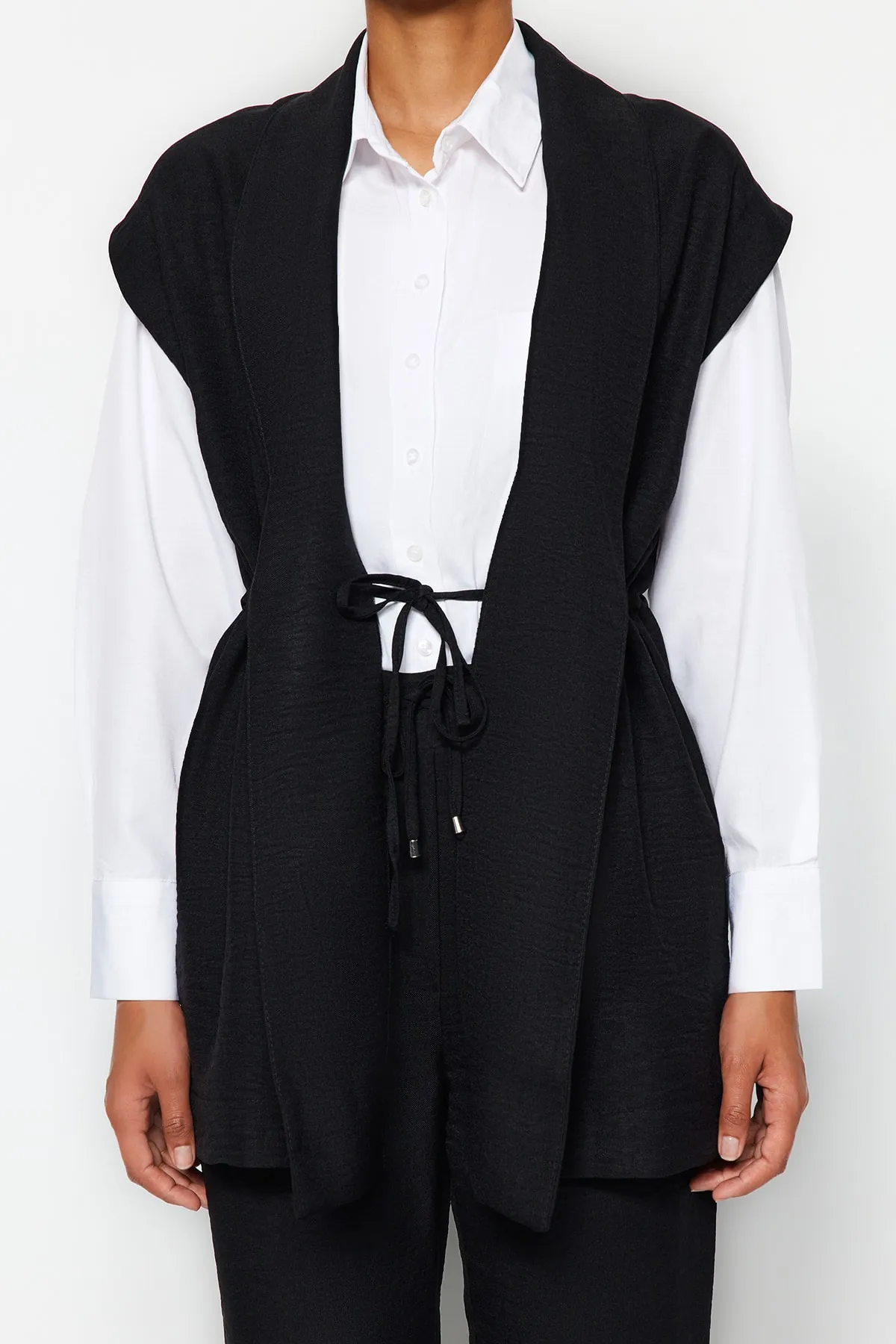 Trendyol Modest  Schwarzes, innen gebundenes Kimono-Hosen-Set in Leinenoptik TCTSS23US00061
