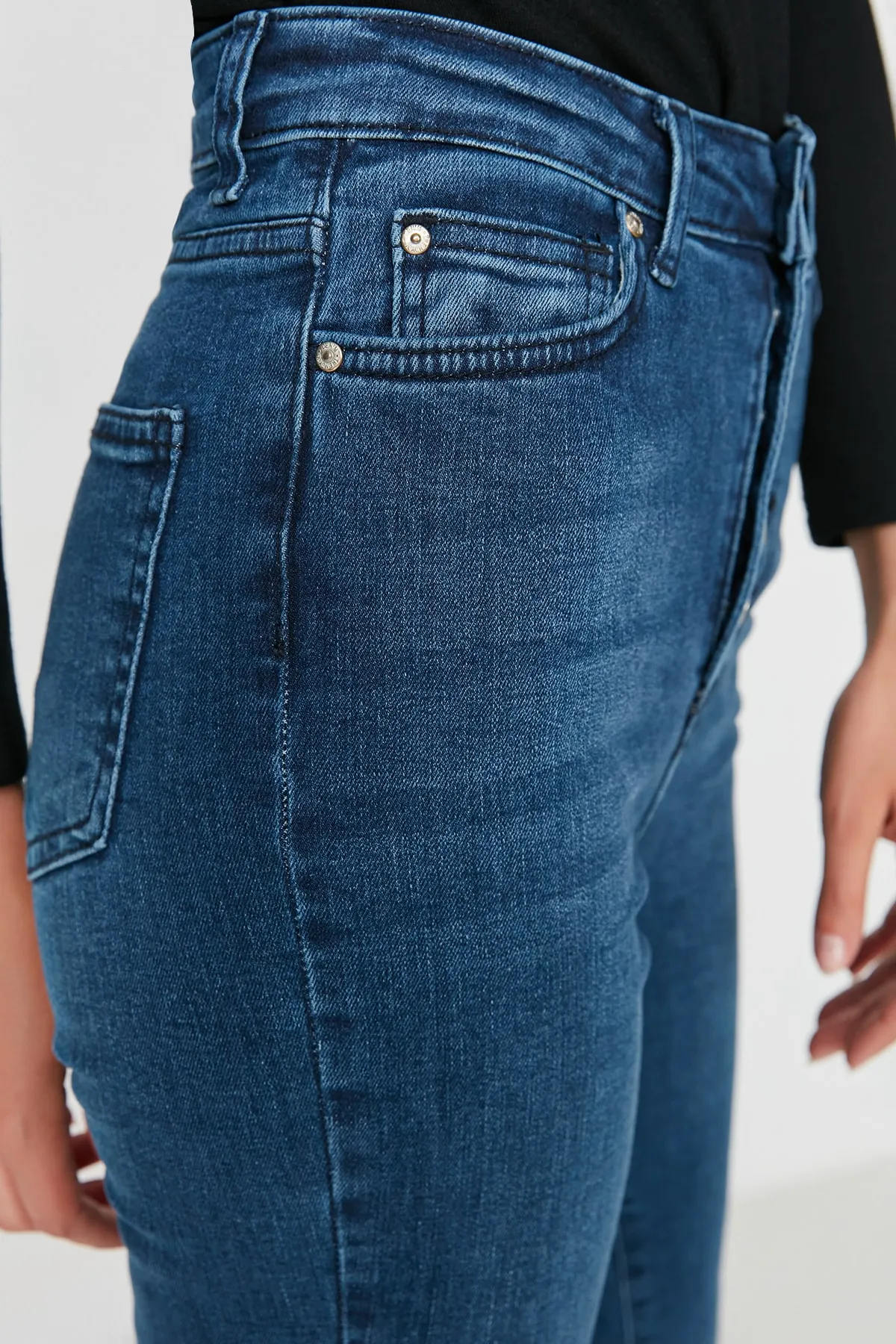 Trendyol Collection  Indigoblaue Schlagjeans mit Knopfleiste und hoher Taille TWOAW21JE0157