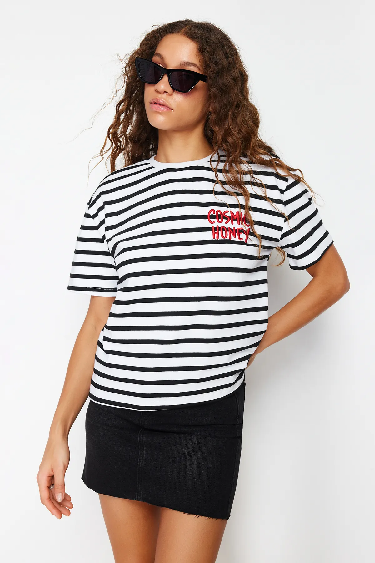 Trendyol Collection  Rot gestreiftes Slogan-Stickerei-Detailliertes, entspanntes/bequemes gestricktes T-Shirt TWOSS24TS00053