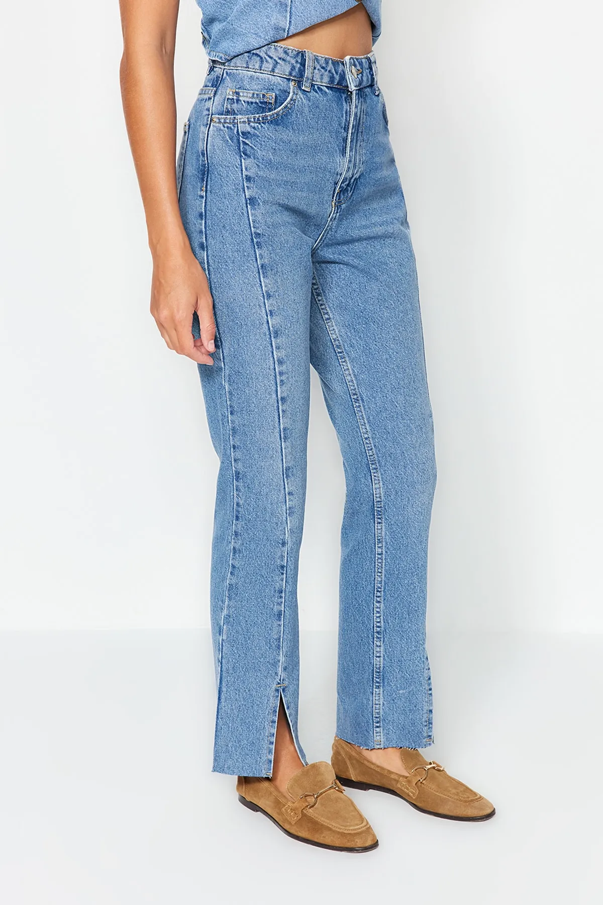 Trendyol Collection  Blaue gerade Jeans mit Schlitz und hoher Taille und Ziernähten TWOAW23JE00099