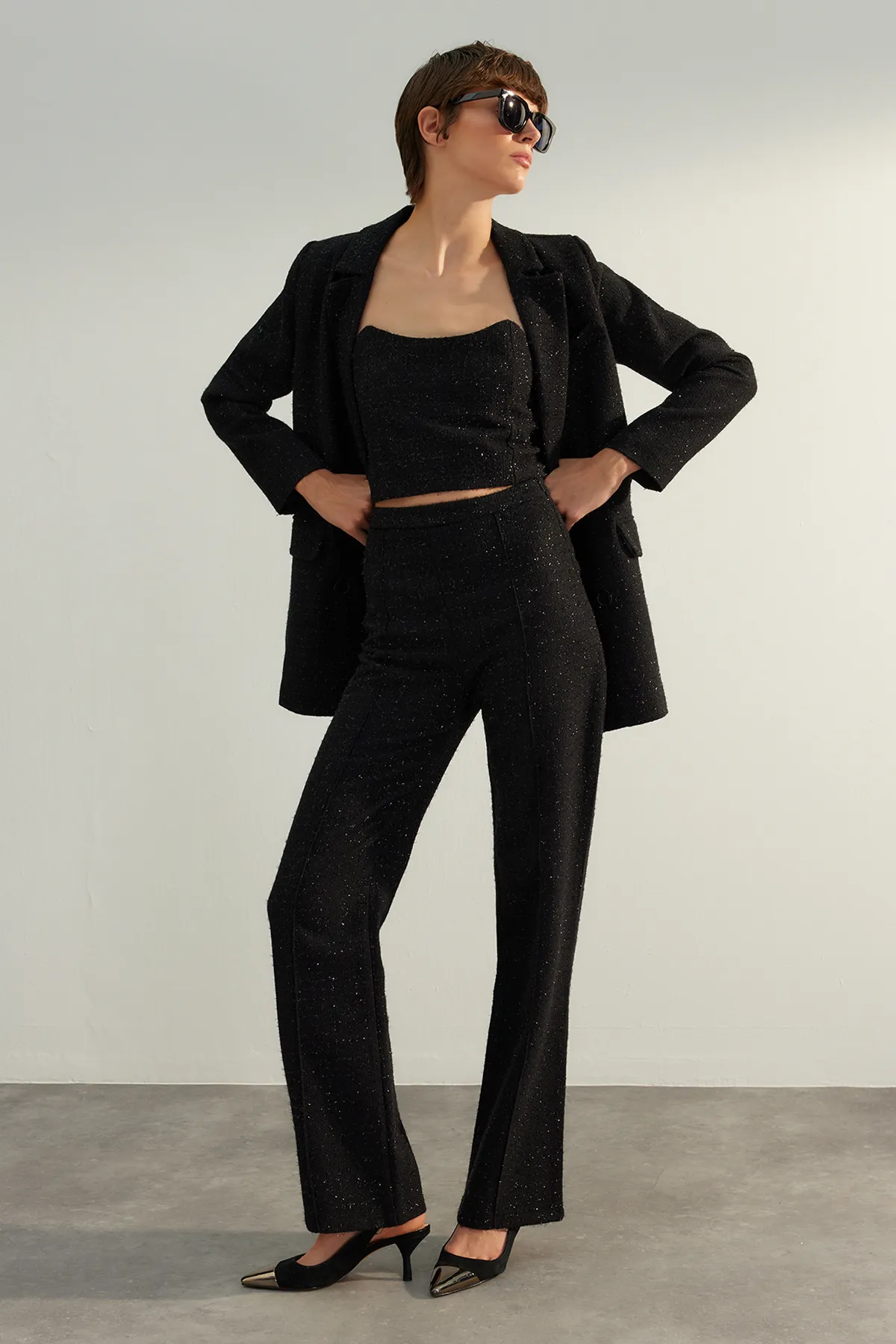 Trendyol Collection  Schwarze, gerade geschnittene, hochwertige Lurex-Hose mit Vorfachgewebe zum Aufbügeln in Schwarz TWOAW24PL00299