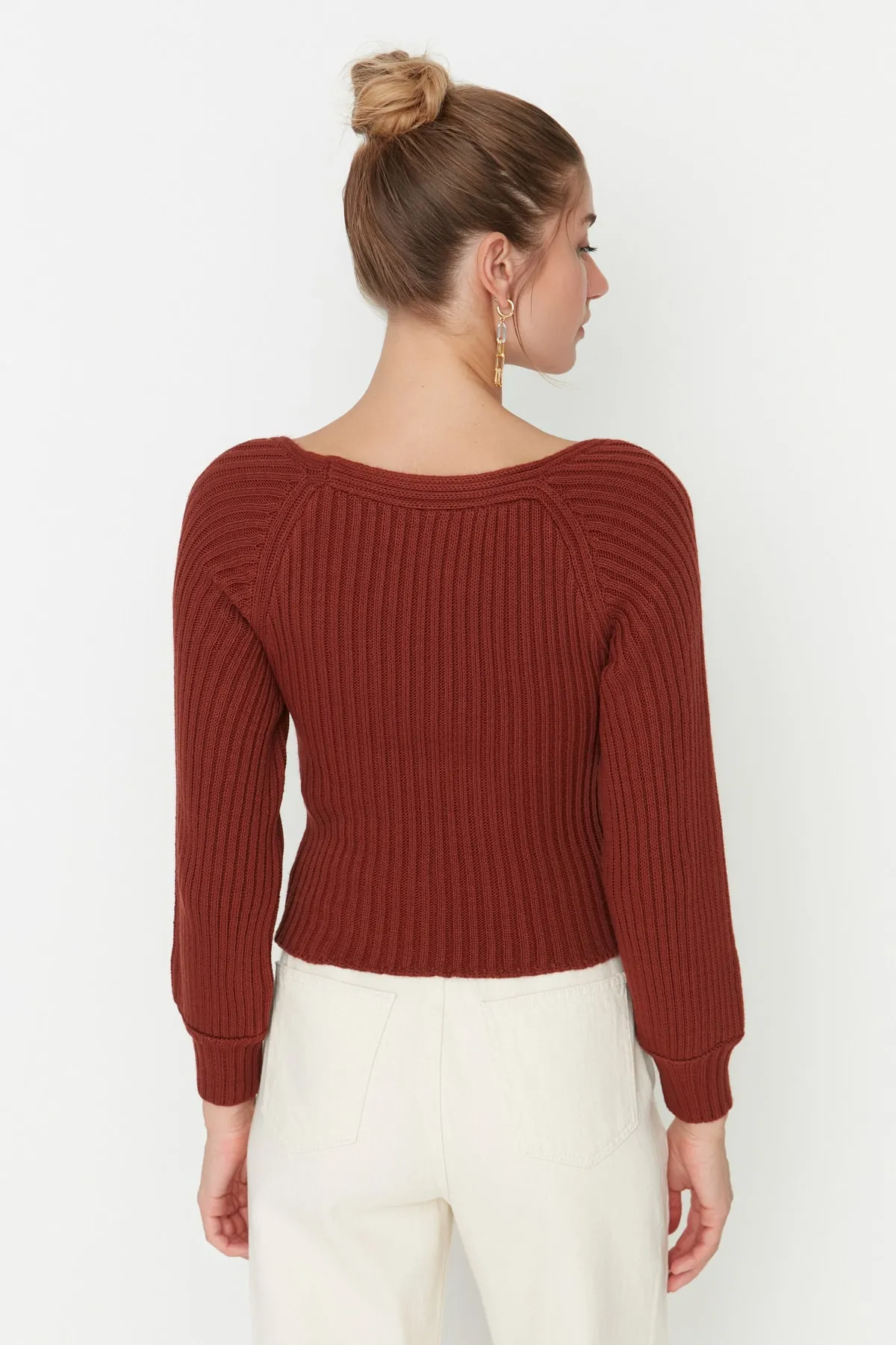Trendyol Collection  Brauner kurzer Strickpullover mit Herzkragen TWOAW22KZ1760