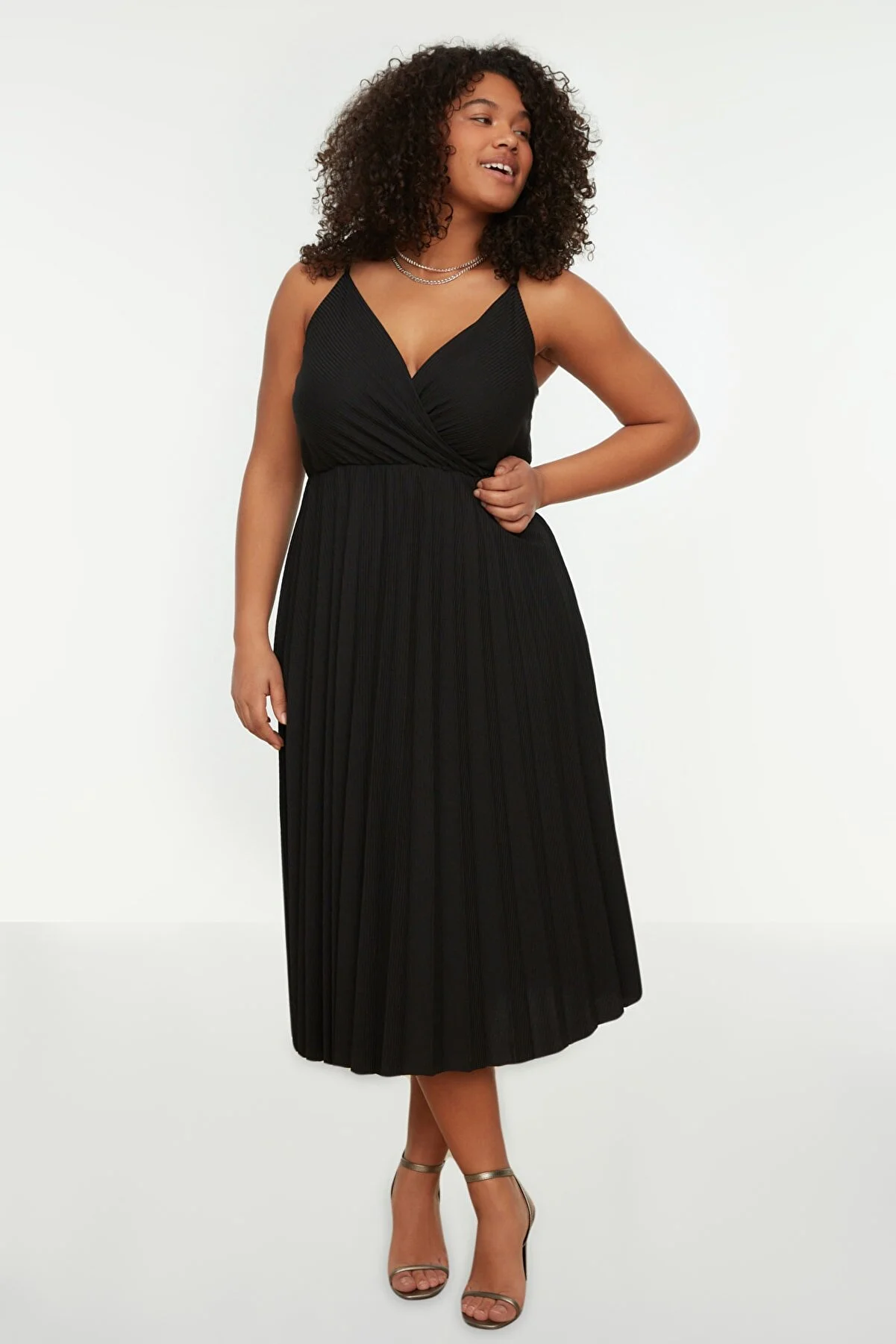 Trendyol Curve  Schwarzes zweireihiges Strickkleid mit Kragen und Trägern TBSSS22EL1565