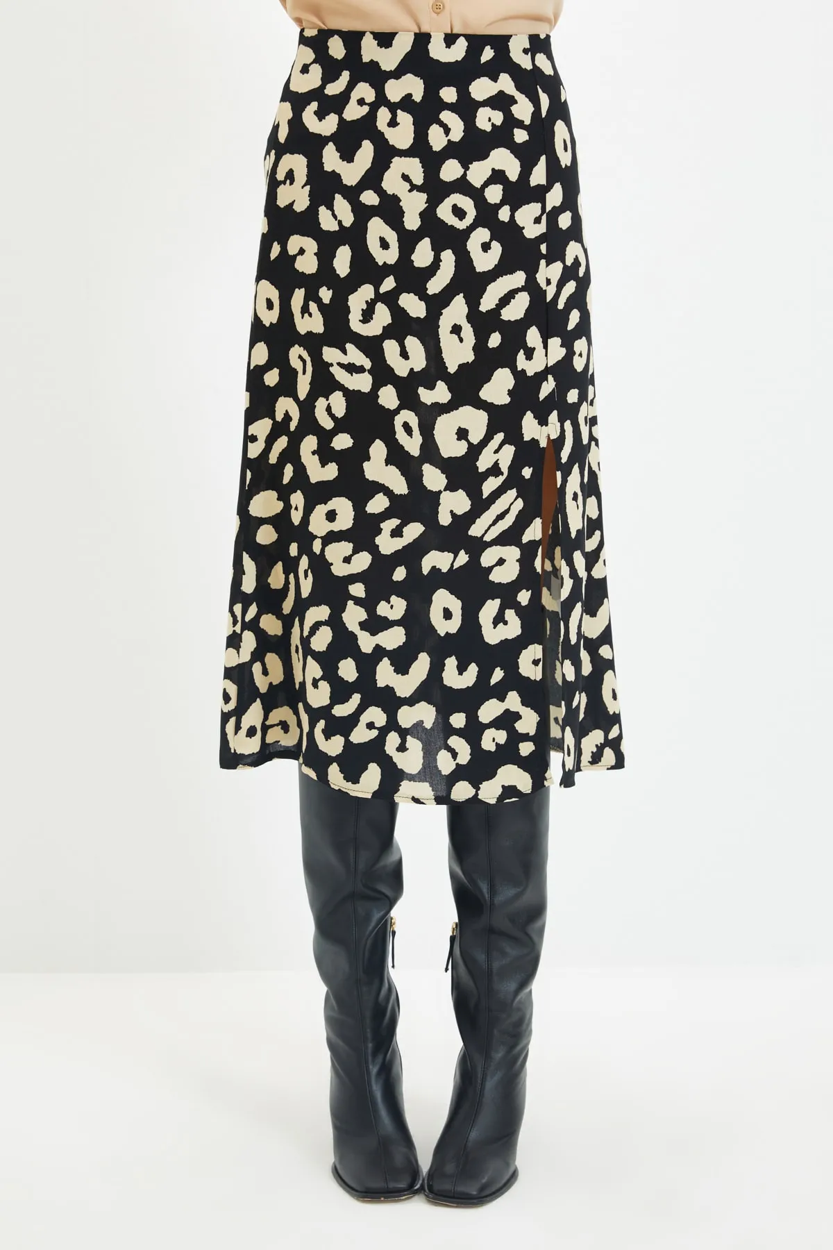 Trendyol Collection  Schwarzer Midi-Webrock aus Viskosestoff mit Tiermuster und Schlitzen und Details TWOAW22ET0447