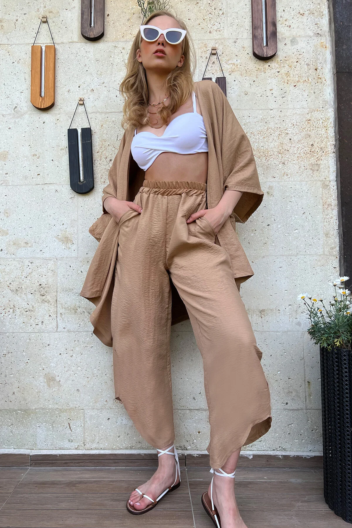 Trend Alaçatı Stili  Beiges Doppelset aus Hose und Jacke mit Beinschlitz für Damen, selbststrukturiert, ALC-752-001