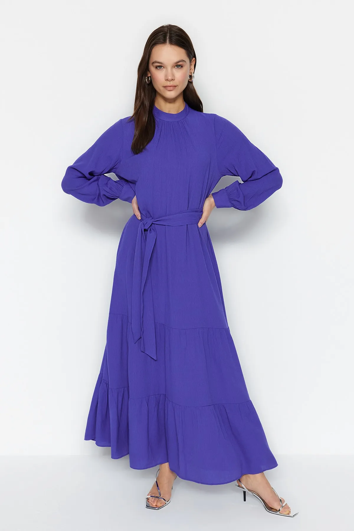 Trendyol Modest  Dunkelblaues gewebtes Kleid mit Ballonärmeln und Gürtel TCTSS23EB00289