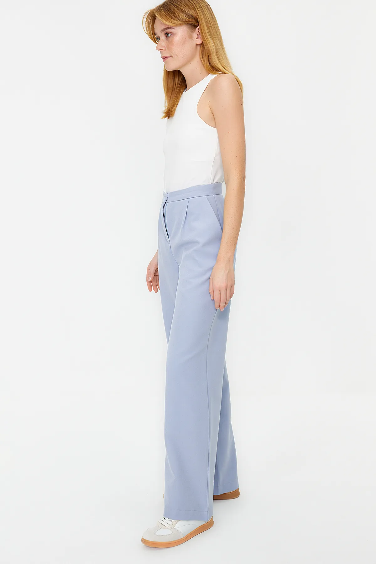 Trendyol Collection  Hellblaue Hose mit weitem Bein TWOAW22PL0139
