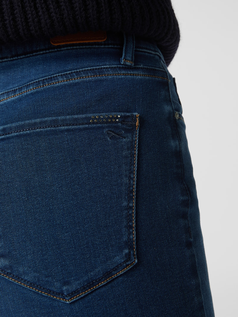 Jeans mit Label-Patch aus Leder Modell 'Carola' in blau