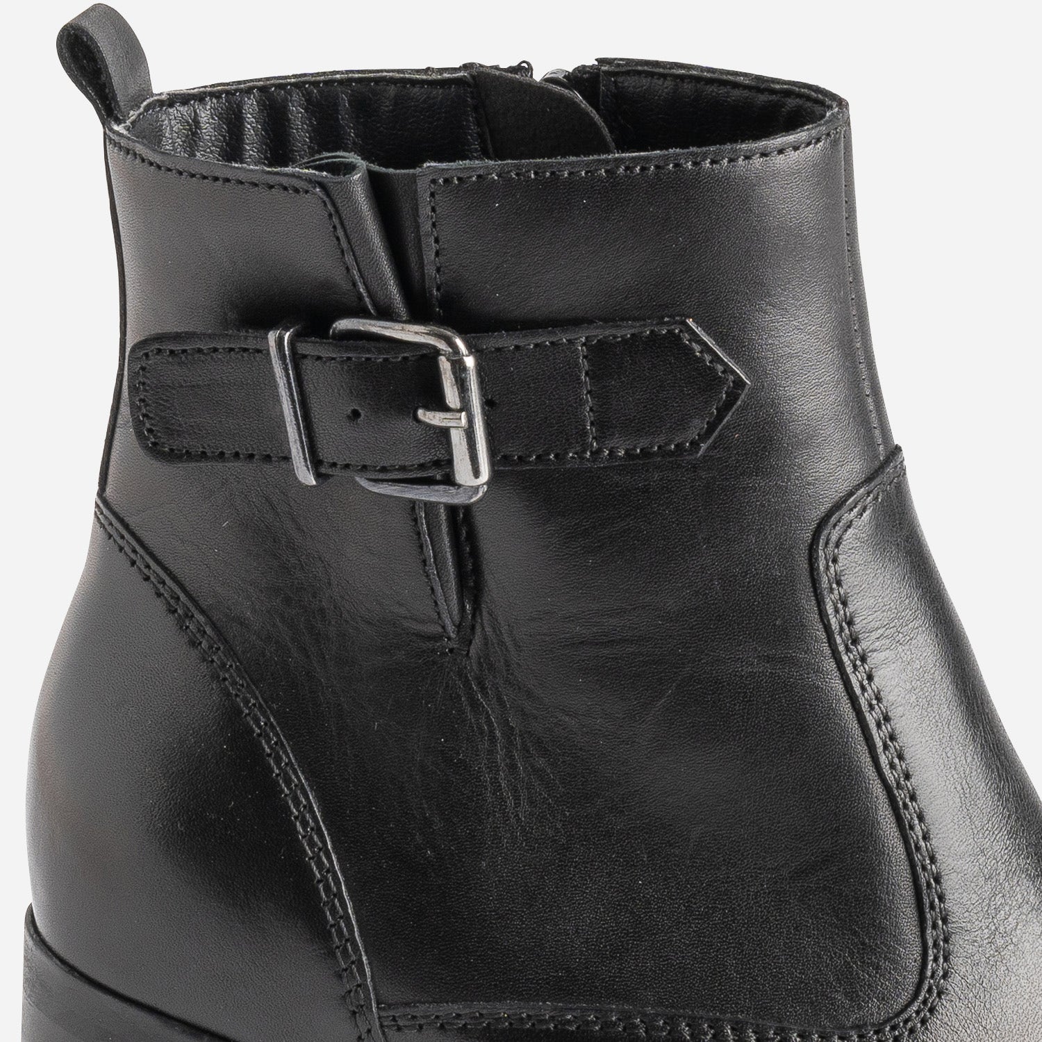 Boots noir éco-conçue en cuir détails surpiqûres