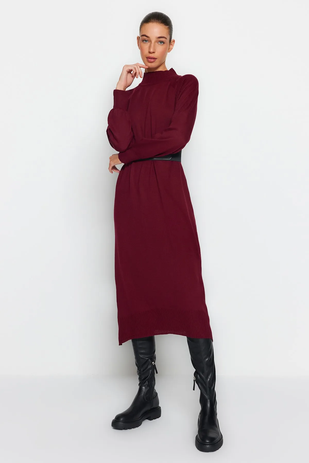 Trendyol Modest  Pflaumenfarbenes Strickkleid aus Kunstleder mit Gürtel und Stehkragen TCTAW24EB00030