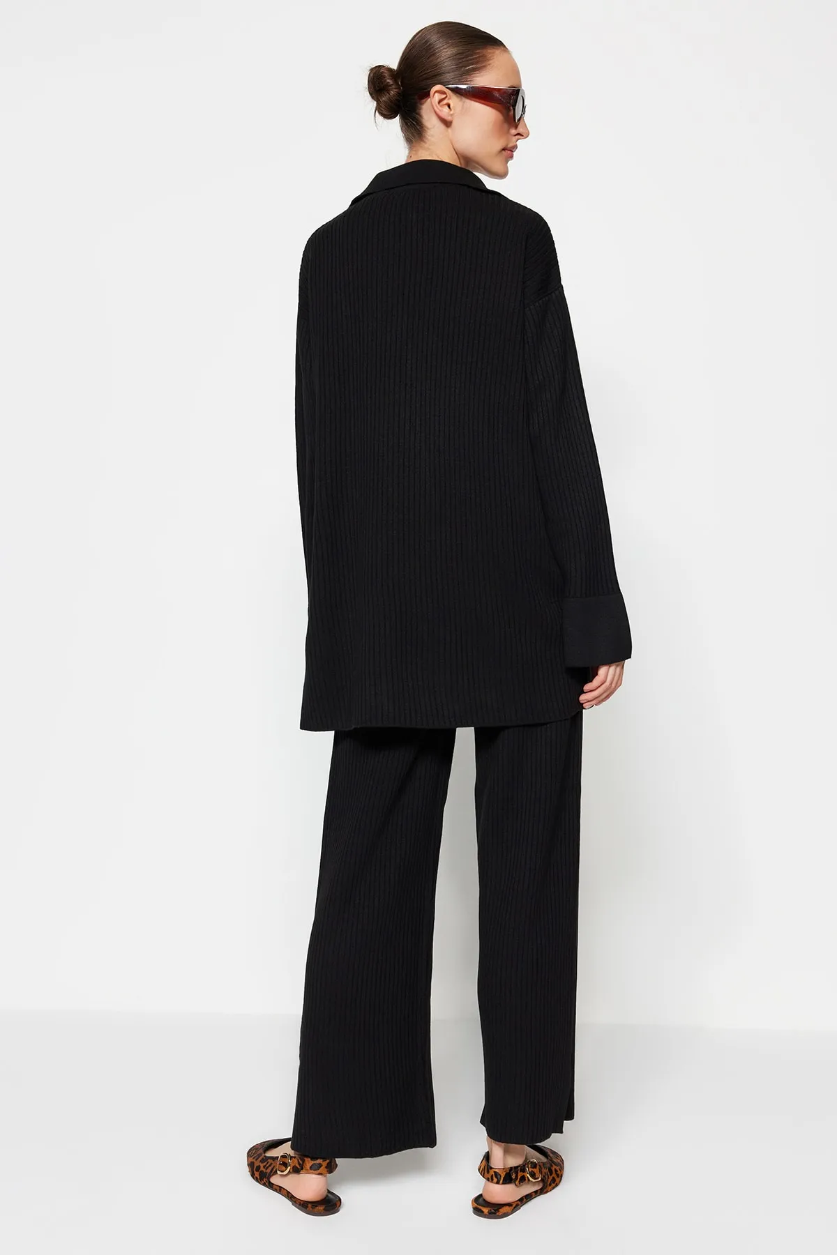 Trendyol Modest  Schwarzes Strickset mit Cardigan und Hose mit Schlitzdetail TCTAW23US00028