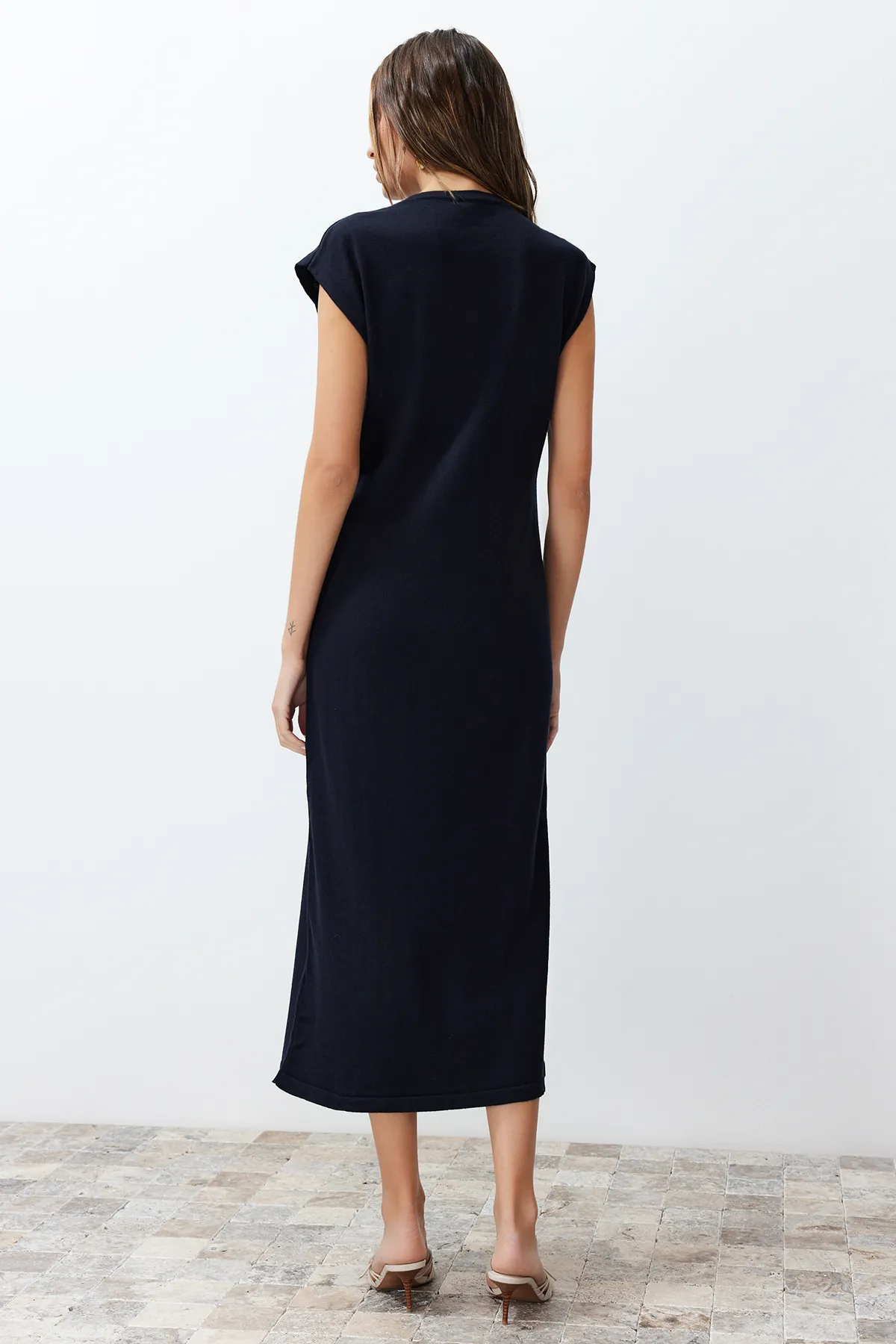 Trendyol Collection  Marineblaues Maxi-Strickkleid mit Gürtel und Farbblockmuster TWOSS24EL00301