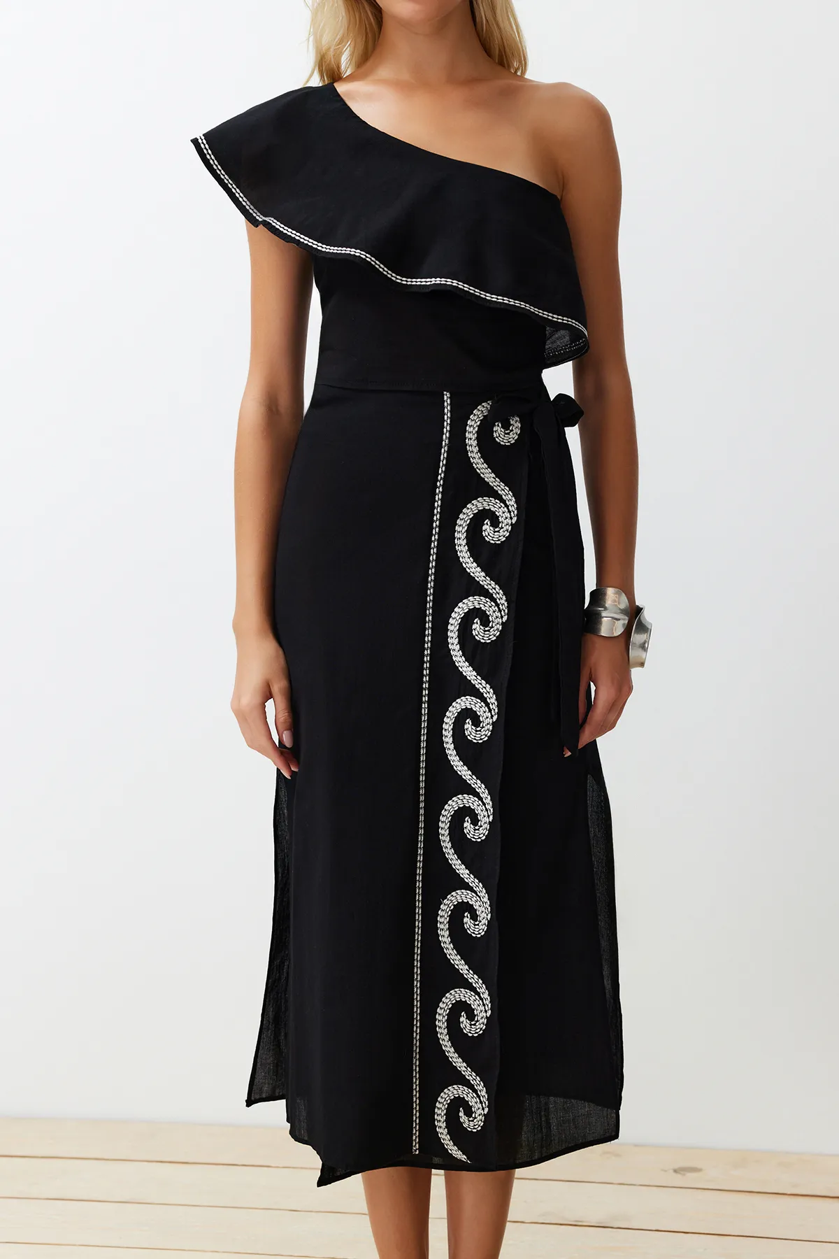 Trendyol Collection  Schwarzes, gewebtes Volant-Einschulter-Blusenrock-Set aus 100 % Baumwolle TBESS24AU00009