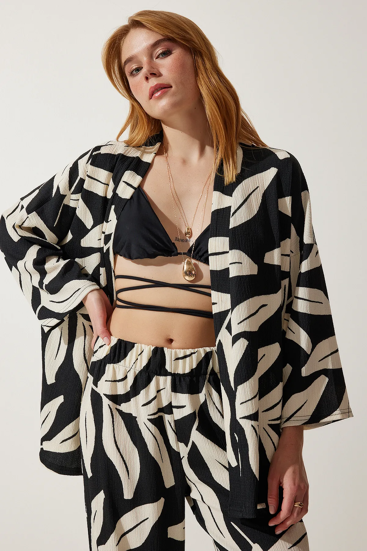 Happiness İstanbul  Schwarzes gemustertes Crinkle-Sommerjacke-Palazzo-Set für Damen DD01304