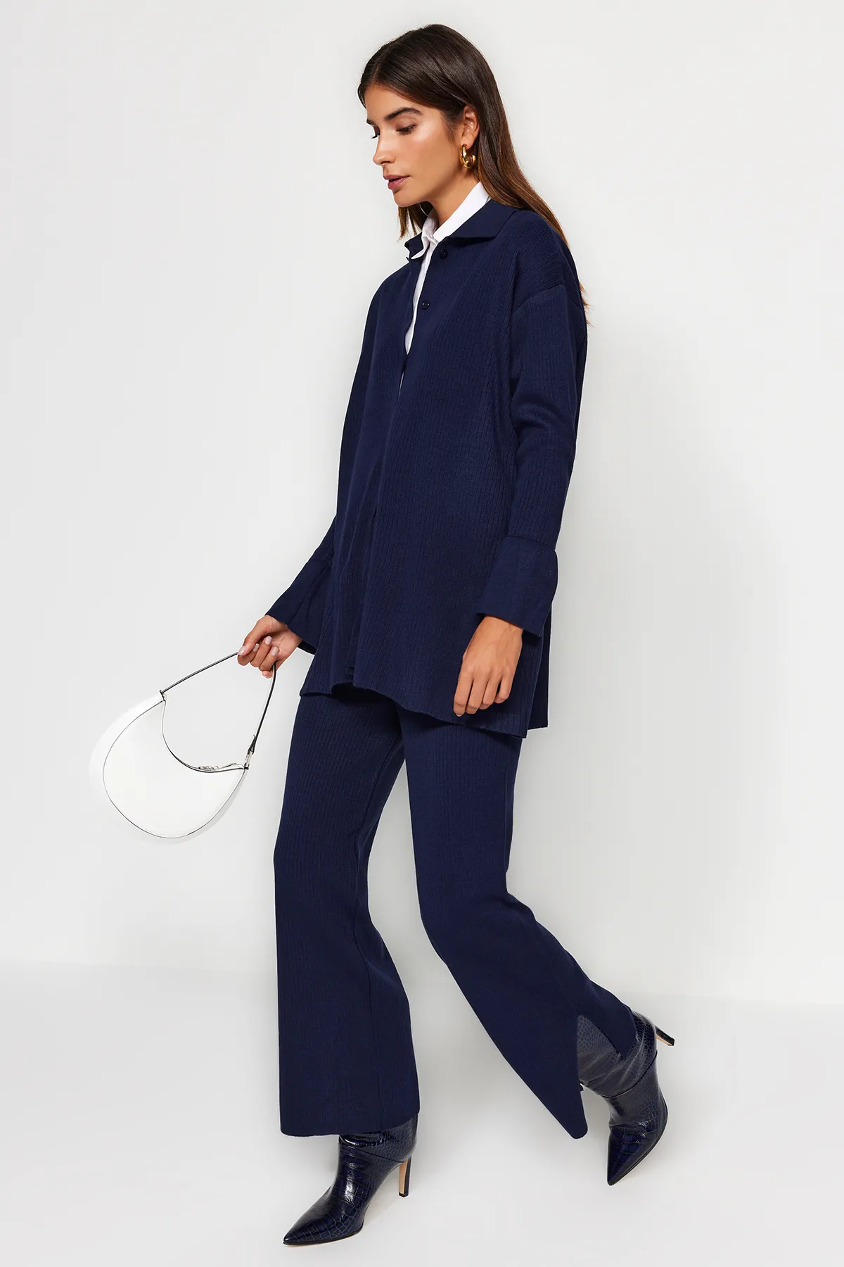 Trendyol Modest  Marineblaues Strickset mit Cardigan und Hose mit Schlitzdetail TCTAW23US00028